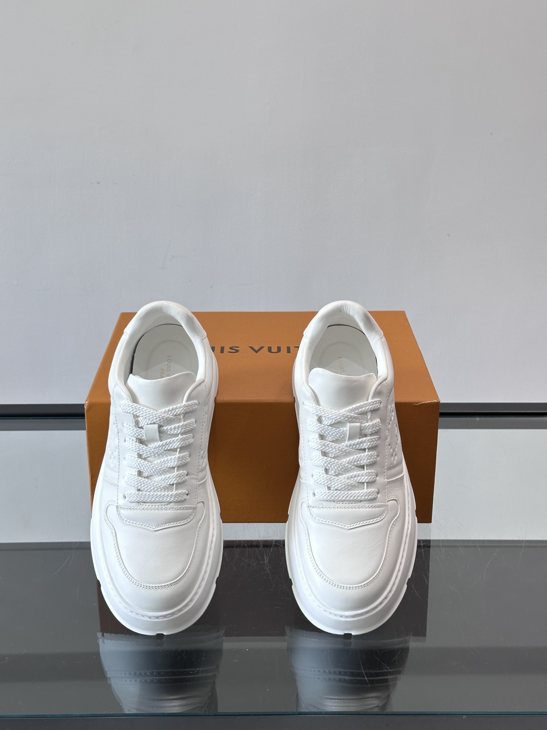 LV新款男士厚底运动鞋，鞋面、内里和鞋垫都用头层牛皮，质感细腻又耐用！厚底设计悄悄增高5cm，拉长腿部线