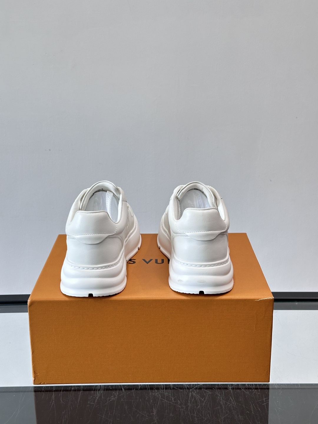 LV新款男士厚底运动鞋，鞋面、内里和鞋垫都用头层牛皮，质感细腻又耐用！厚底设计悄悄增高5cm，拉长腿部线