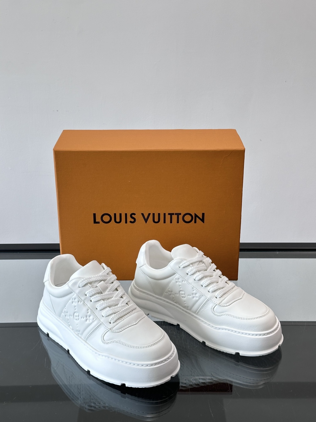 LV新款男士厚底运动鞋，鞋面、内里和鞋垫都用头层牛皮，质感细腻又耐用！厚底设计悄悄增高5cm，拉长腿部线