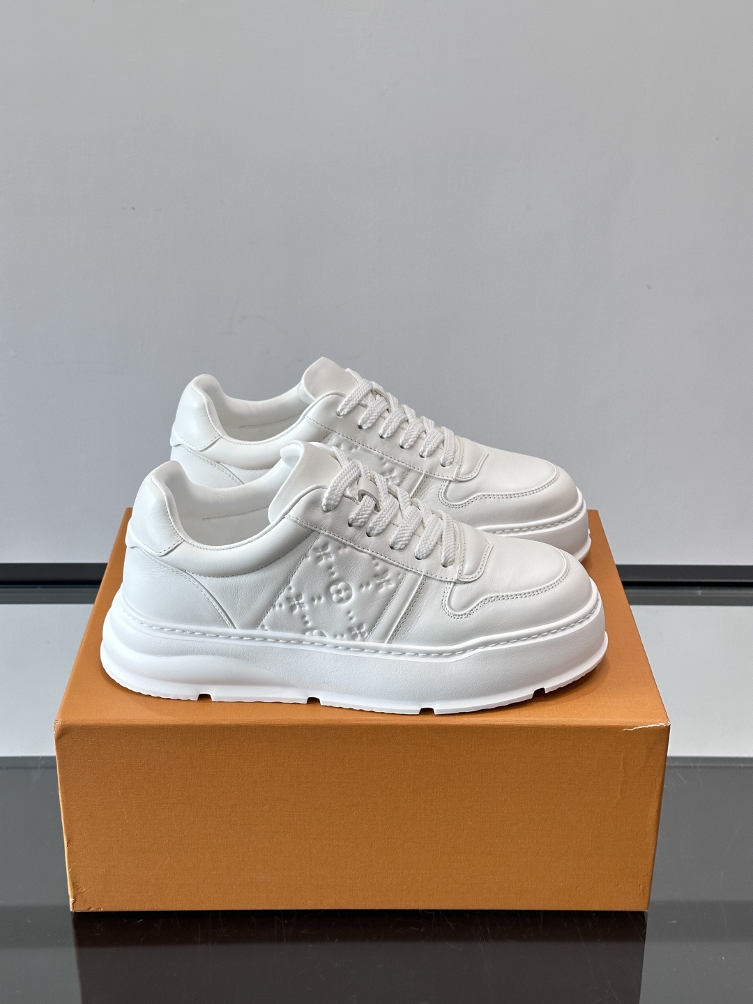 LV新款男士厚底运动鞋，鞋面、内里和鞋垫都用头层牛皮，质感细腻又耐用！厚底设计悄悄增高5cm，拉长腿部线