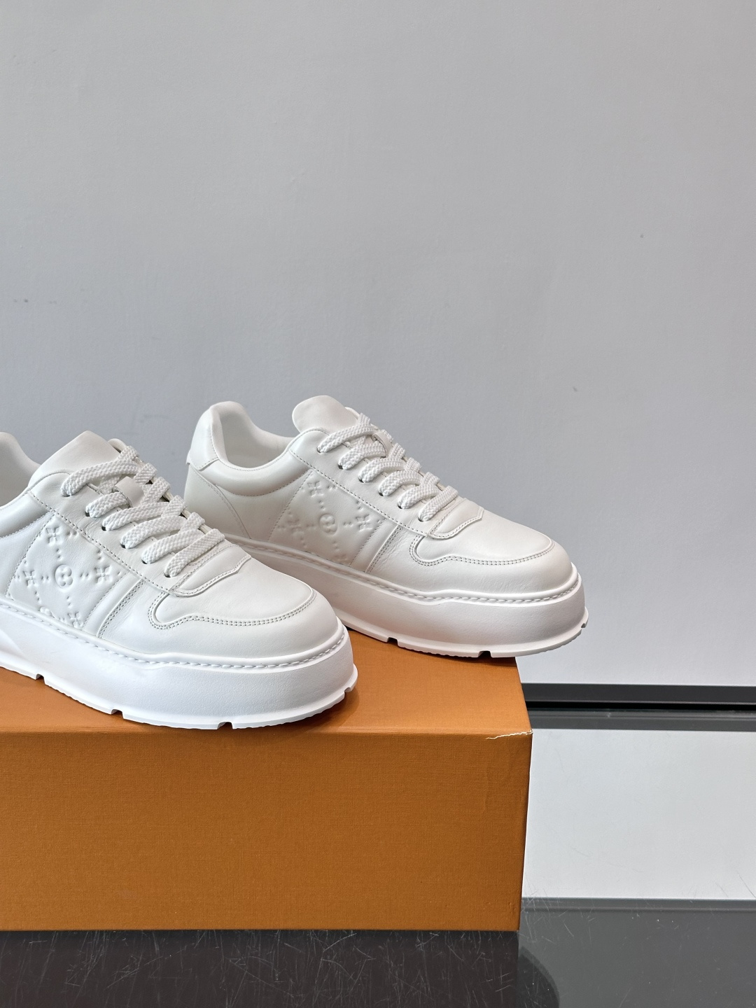 LV新款男士厚底运动鞋，鞋面、内里和鞋垫都用头层牛皮，质感细腻又耐用！厚底设计悄悄增高5cm，拉长腿部线