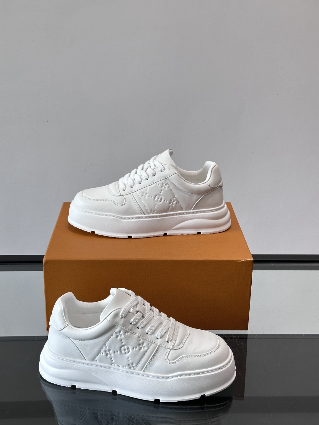 LV新款男士厚底运动鞋，鞋面、内里和鞋垫都用头层牛皮，质感细腻又耐用！厚底设计悄悄增高5cm，拉长腿部线