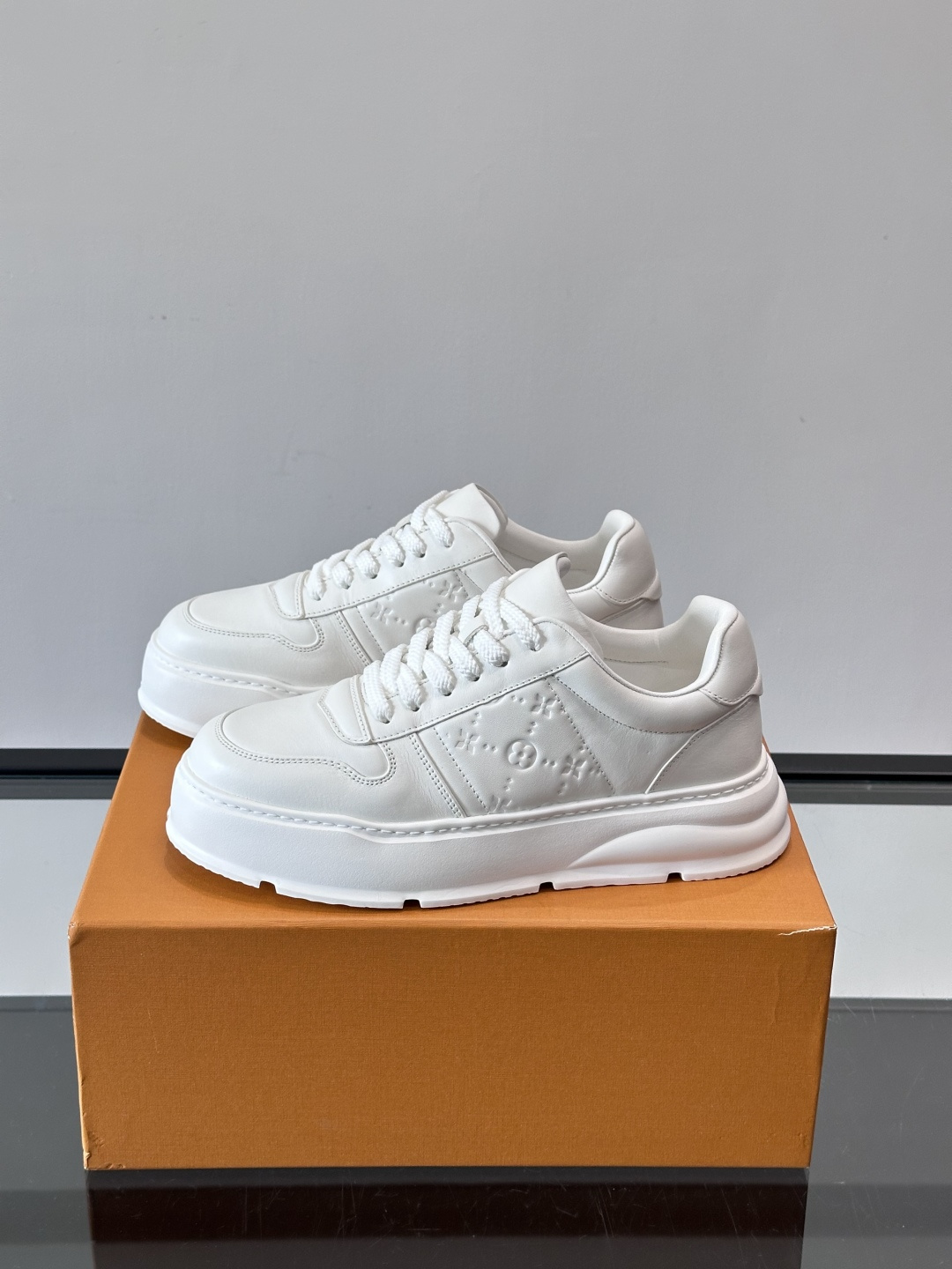 LV新款男士厚底运动鞋，鞋面、内里和鞋垫都用头层牛皮，质感细腻又耐用！厚底设计悄悄增高5cm，拉长腿部线