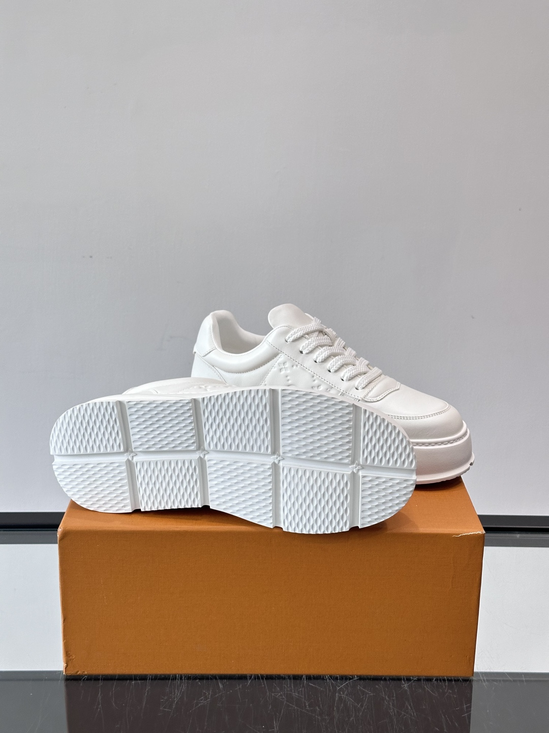 LV新款男士厚底运动鞋，鞋面、内里和鞋垫都用头层牛皮，质感细腻又耐用！厚底设计悄悄增高5cm，拉长腿部线