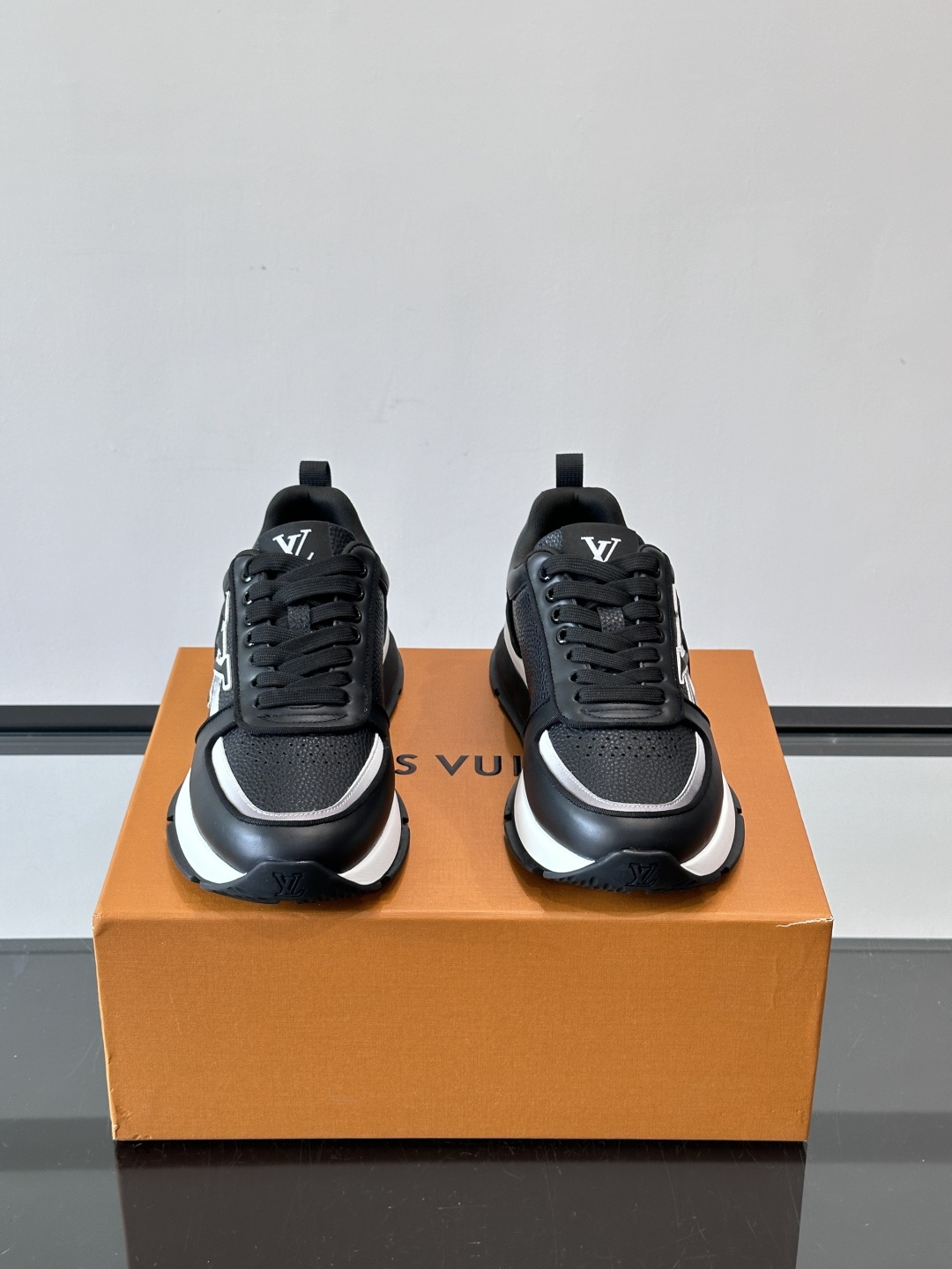 LV Run Away运动鞋，鞋面皮革织物拼接，质感细腻又透气！鞋侧LV标志超有辦识度，鞋底橡胶材质，抓