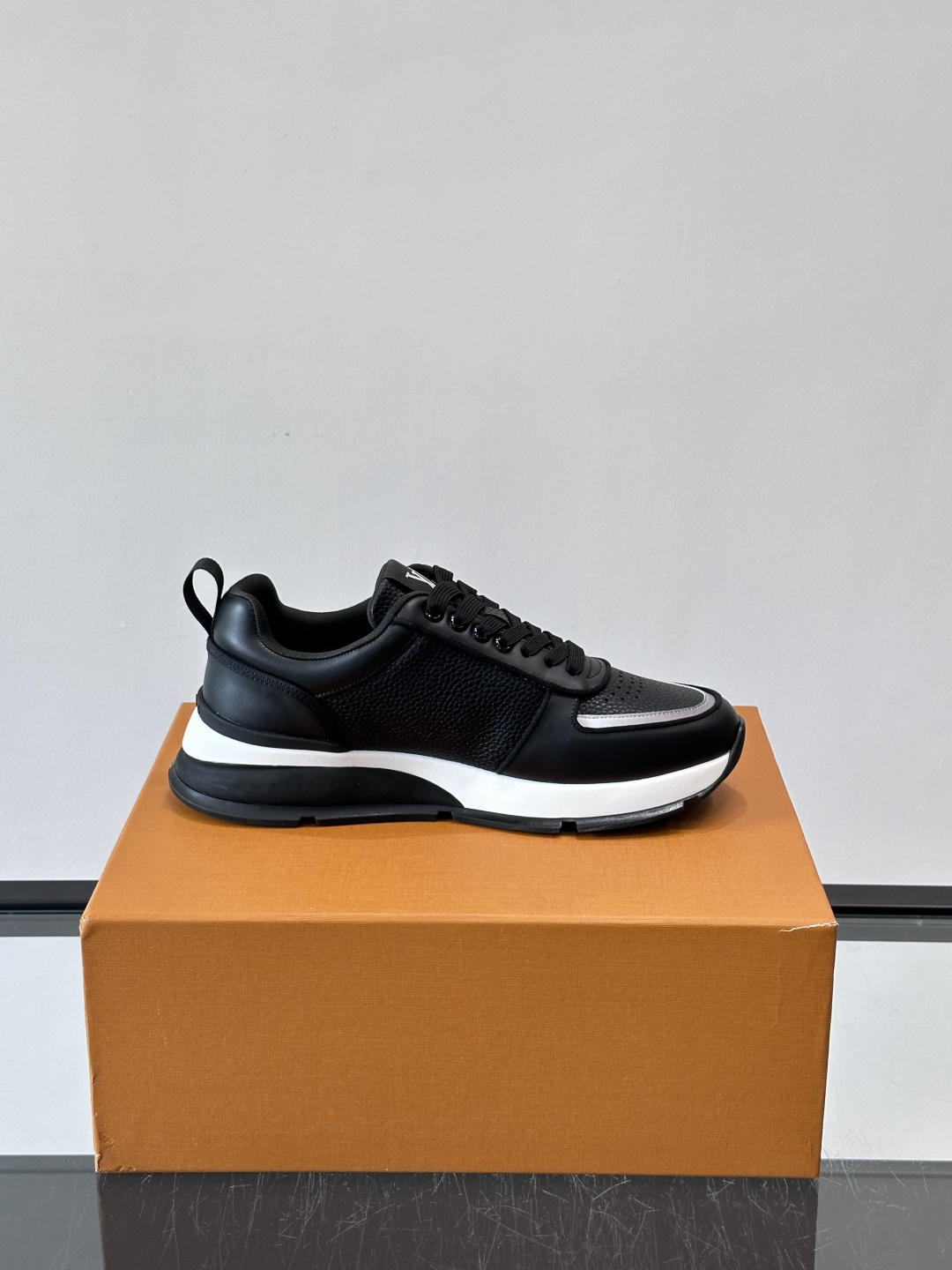 LV Run Away运动鞋，鞋面皮革织物拼接，质感细腻又透气！鞋侧LV标志超有辦识度，鞋底橡胶材质，抓