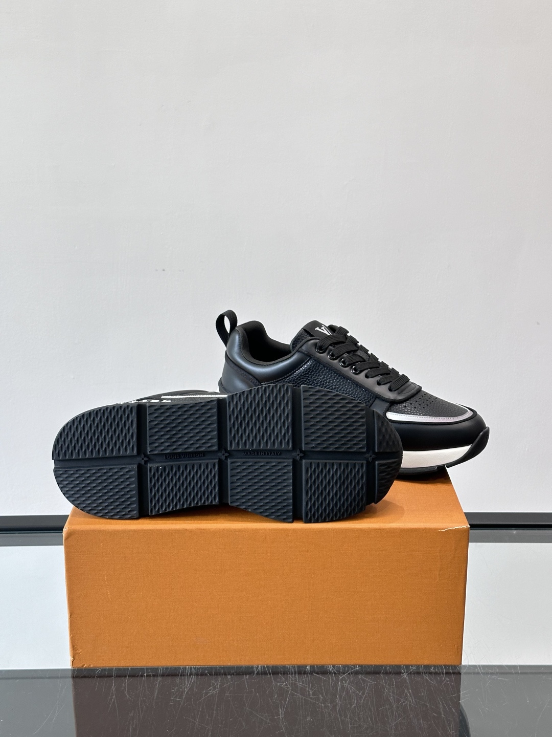 LV Run Away运动鞋，鞋面皮革织物拼接，质感细腻又透气！鞋侧LV标志超有辦识度，鞋底橡胶材质，抓