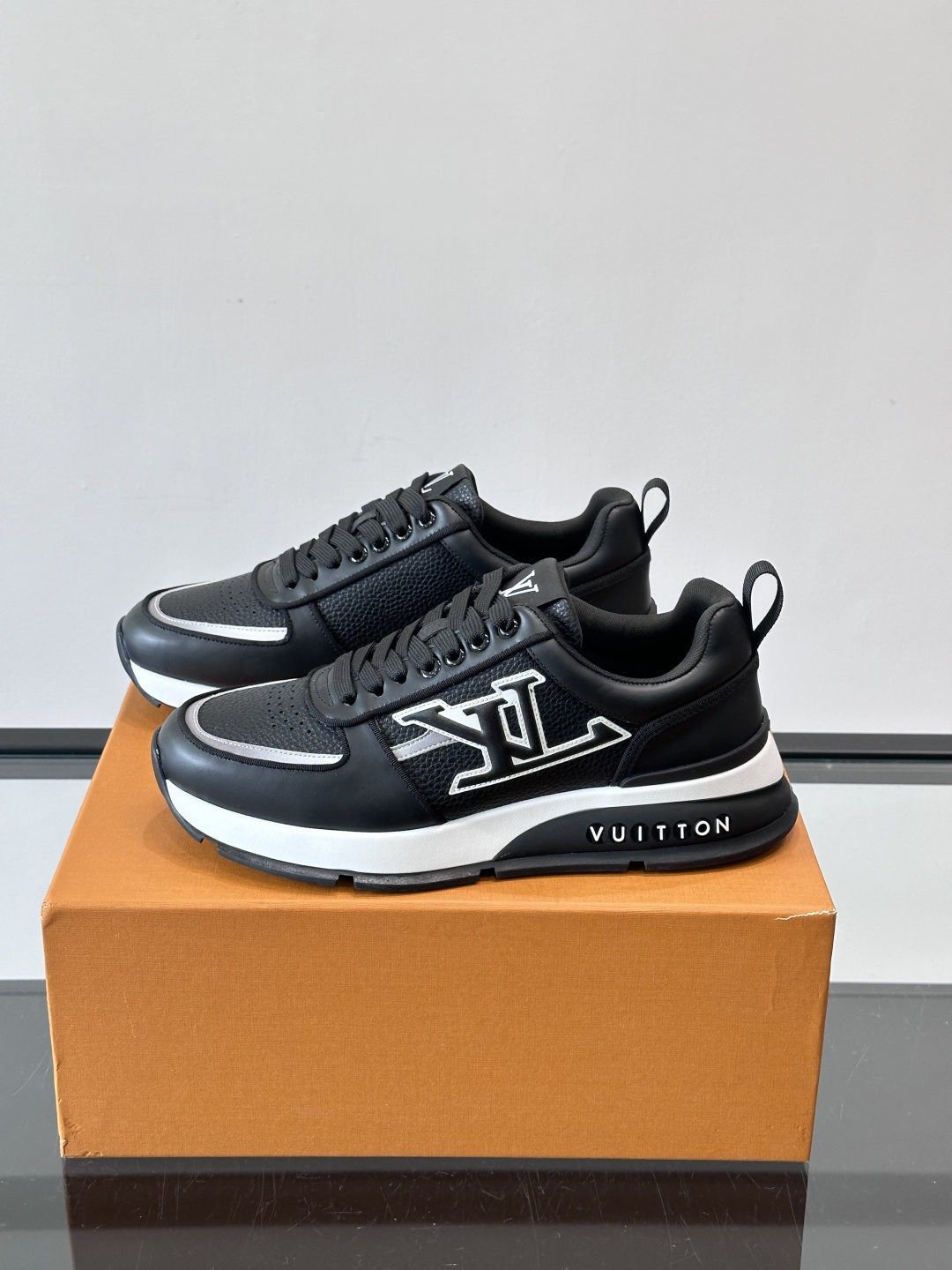 LV Run Away运动鞋，鞋面皮革织物拼接，质感细腻又透气！鞋侧LV标志超有辦识度，鞋底橡胶材质，抓