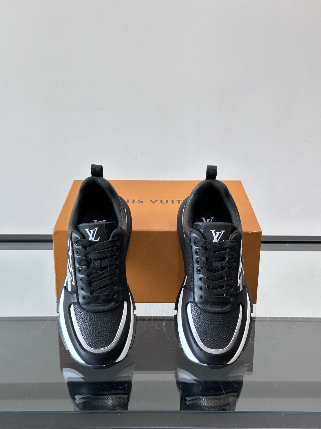 LV Run Away运动鞋，鞋面皮革织物拼接，质感细腻又透气！鞋侧LV标志超有辦识度，鞋底橡胶材质，抓