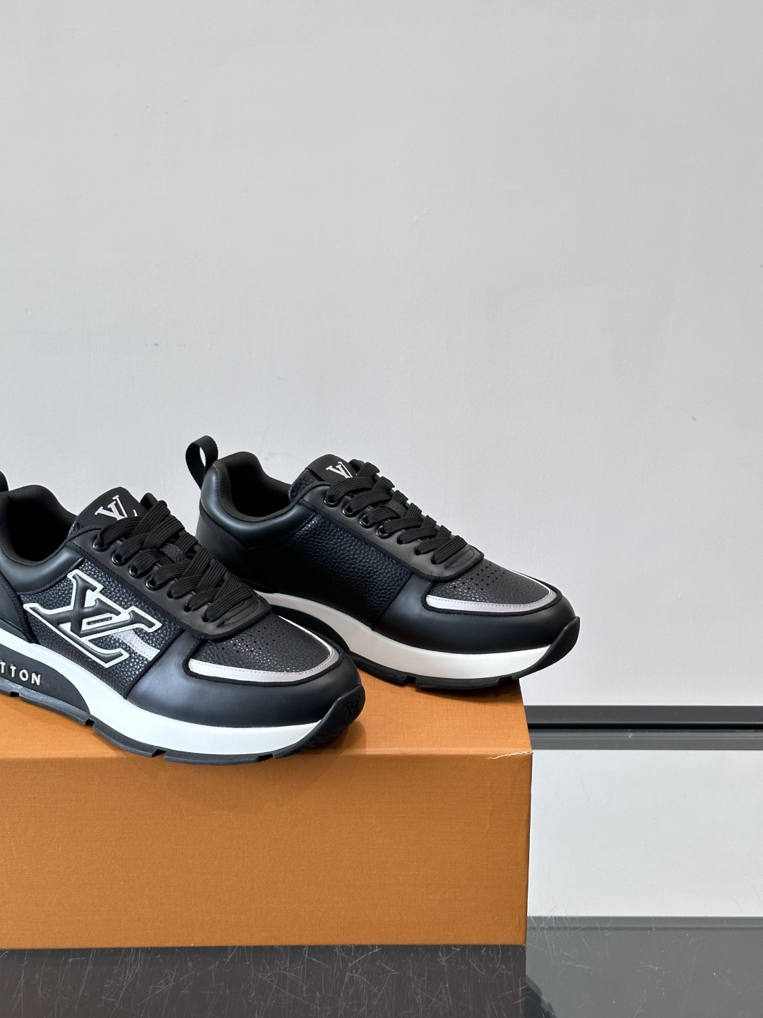 LV Run Away运动鞋，鞋面皮革织物拼接，质感细腻又透气！鞋侧LV标志超有辦识度，鞋底橡胶材质，抓