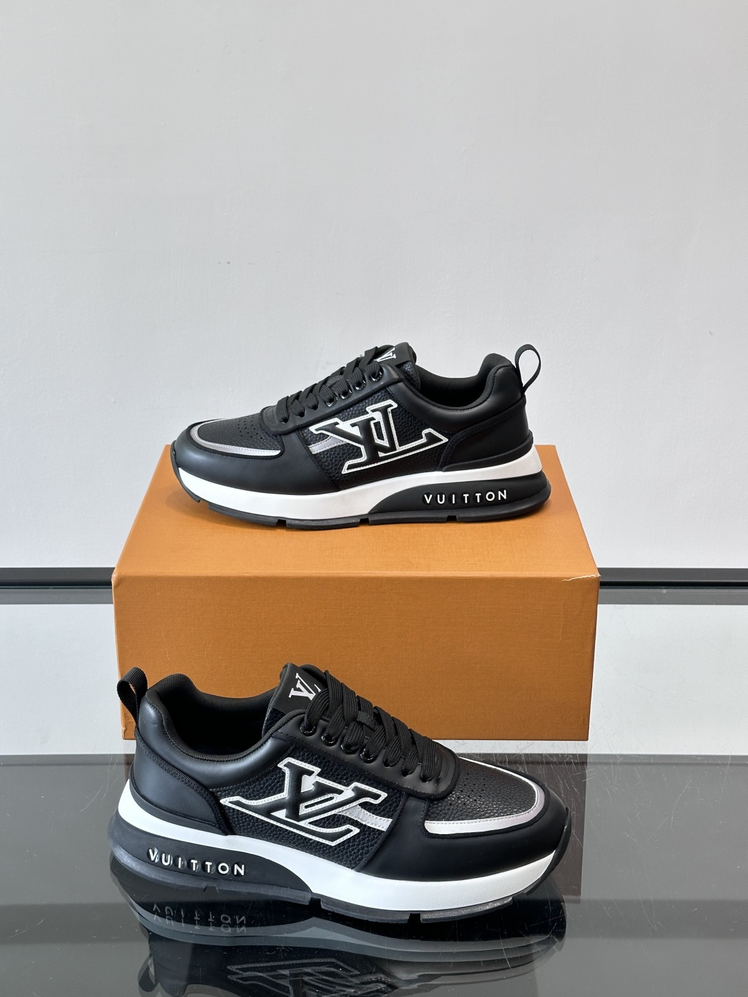 LV Run Away运动鞋，鞋面皮革织物拼接，质感细腻又透气！鞋侧LV标志超有辦识度，鞋底橡胶材质，抓