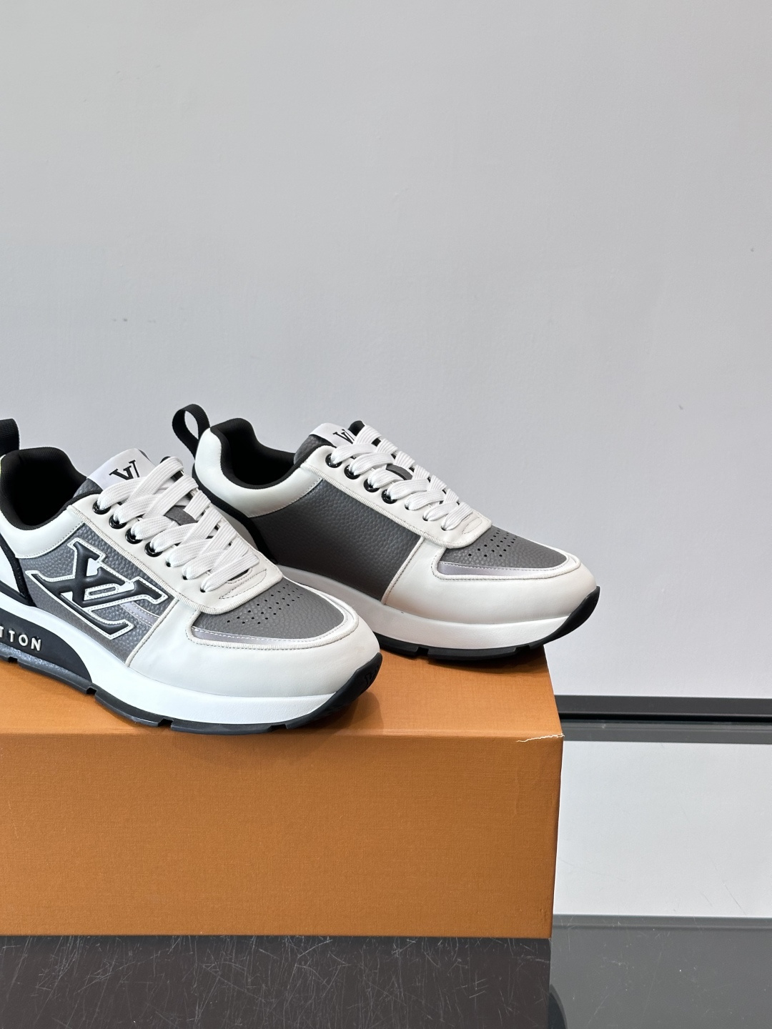 LV Run Away运动鞋，鞋面皮革织物拼接，质感细腻又透气！鞋侧LV标志超有辦识度，鞋底橡胶材质，抓