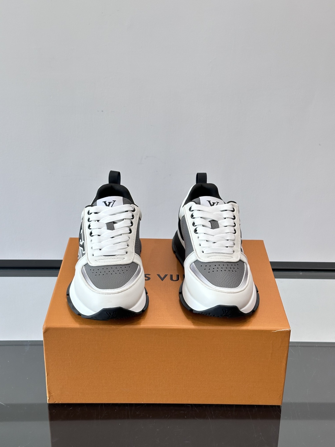 LV Run Away运动鞋，鞋面皮革织物拼接，质感细腻又透气！鞋侧LV标志超有辦识度，鞋底橡胶材质，抓