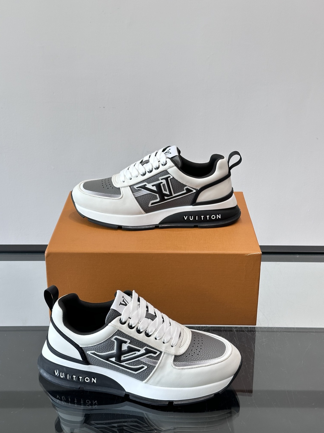 LV Run Away运动鞋，鞋面皮革织物拼接，质感细腻又透气！鞋侧LV标志超有辦识度，鞋底橡胶材质，抓