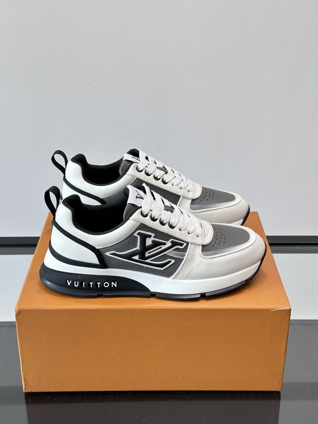 LV Run Away运动鞋，鞋面皮革织物拼接，质感细腻又透气！鞋侧LV标志超有辦识度，鞋底橡胶材质，抓