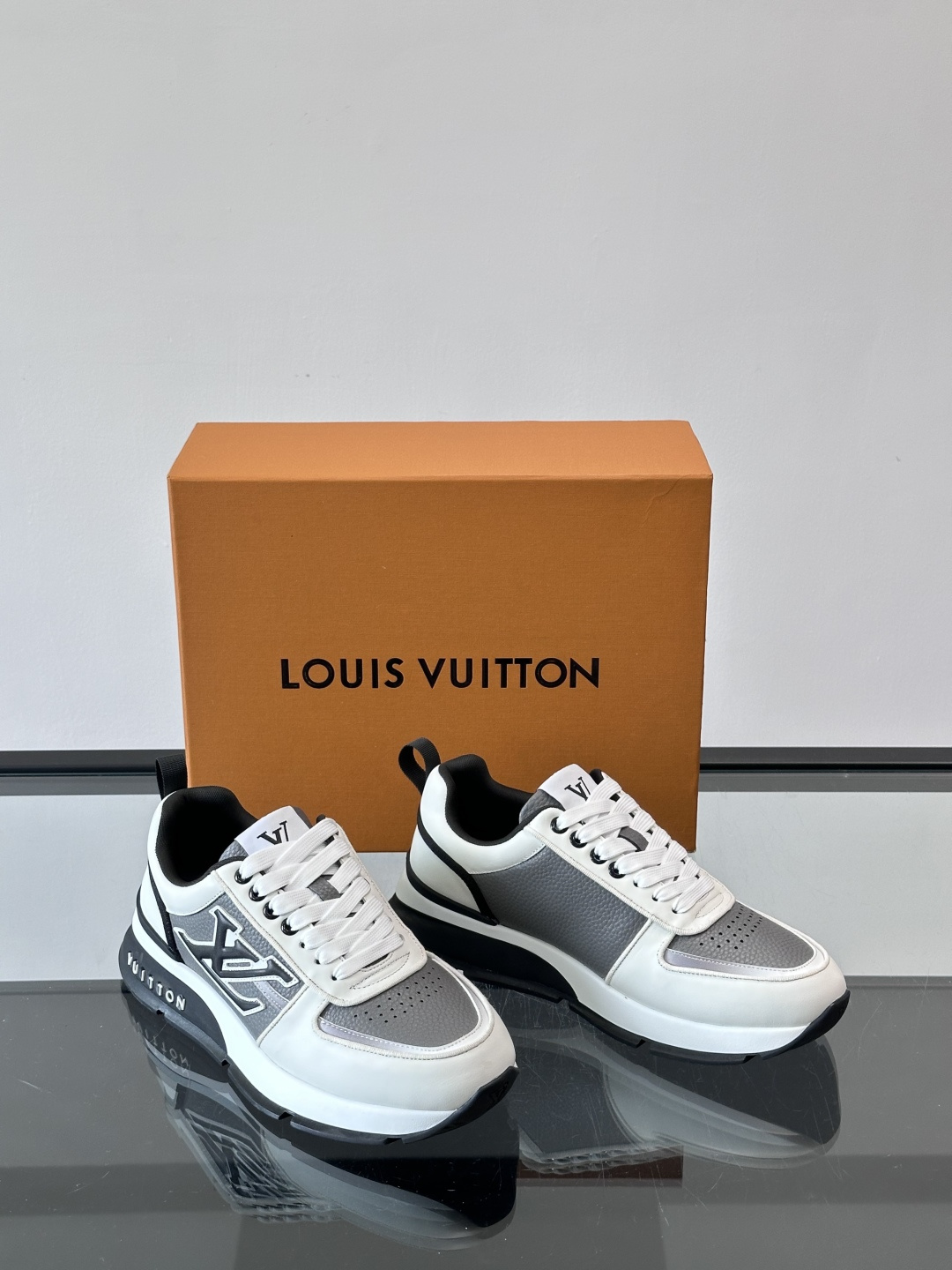 LV Run Away运动鞋，鞋面皮革织物拼接，质感细腻又透气！鞋侧LV标志超有辦识度，鞋底橡胶材质，抓