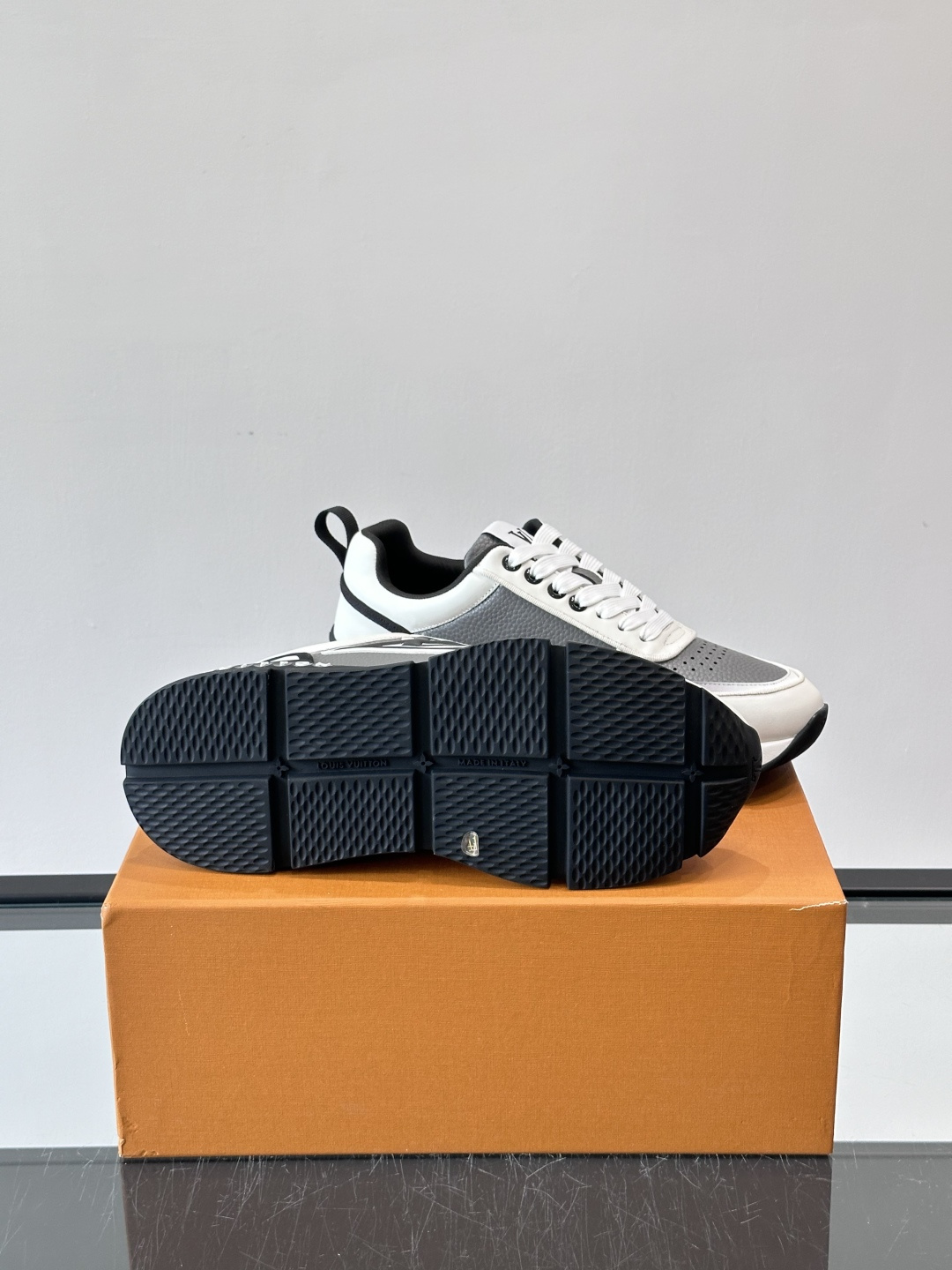 LV Run Away运动鞋，鞋面皮革织物拼接，质感细腻又透气！鞋侧LV标志超有辦识度，鞋底橡胶材质，抓