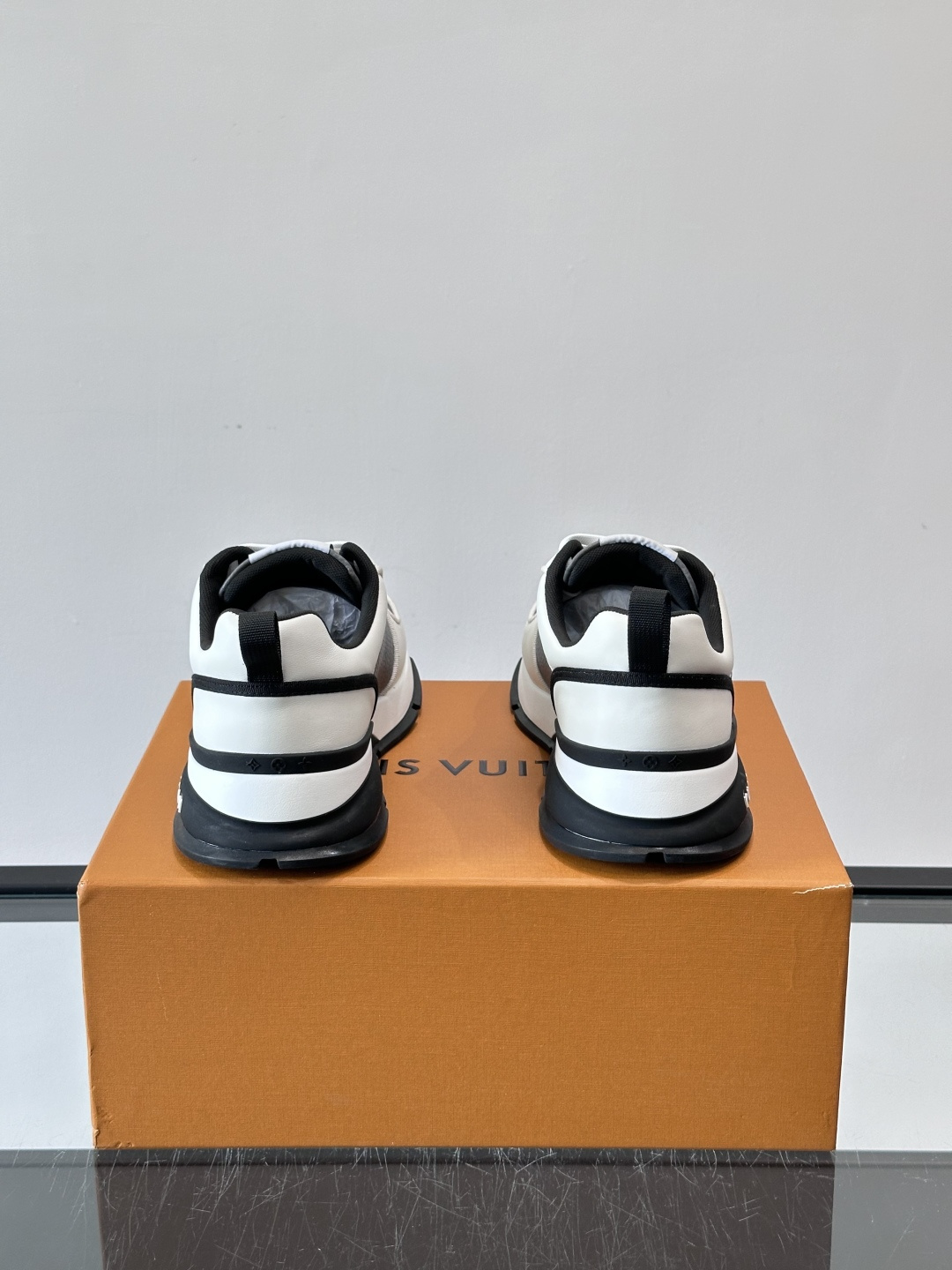 LV Run Away运动鞋，鞋面皮革织物拼接，质感细腻又透气！鞋侧LV标志超有辦识度，鞋底橡胶材质，抓