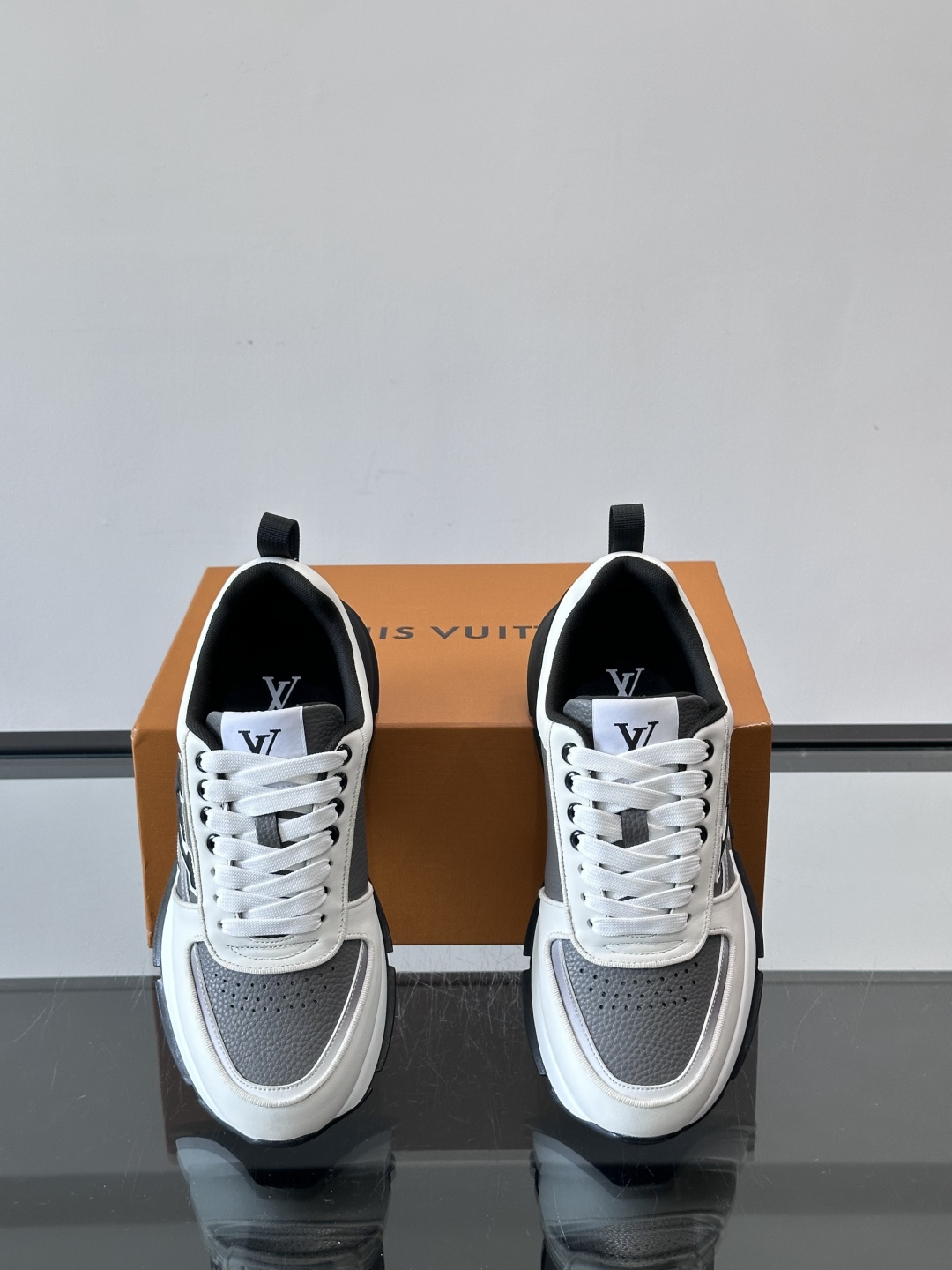 LV Run Away运动鞋，鞋面皮革织物拼接，质感细腻又透气！鞋侧LV标志超有辦识度，鞋底橡胶材质，抓