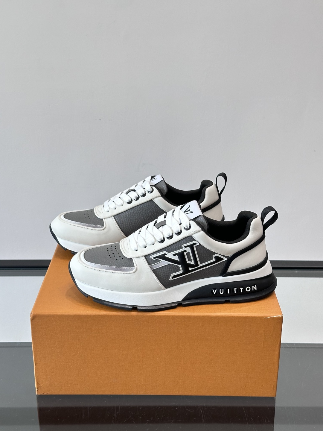 LV Run Away运动鞋，鞋面皮革织物拼接，质感细腻又透气！鞋侧LV标志超有辦识度，鞋底橡胶材质，抓