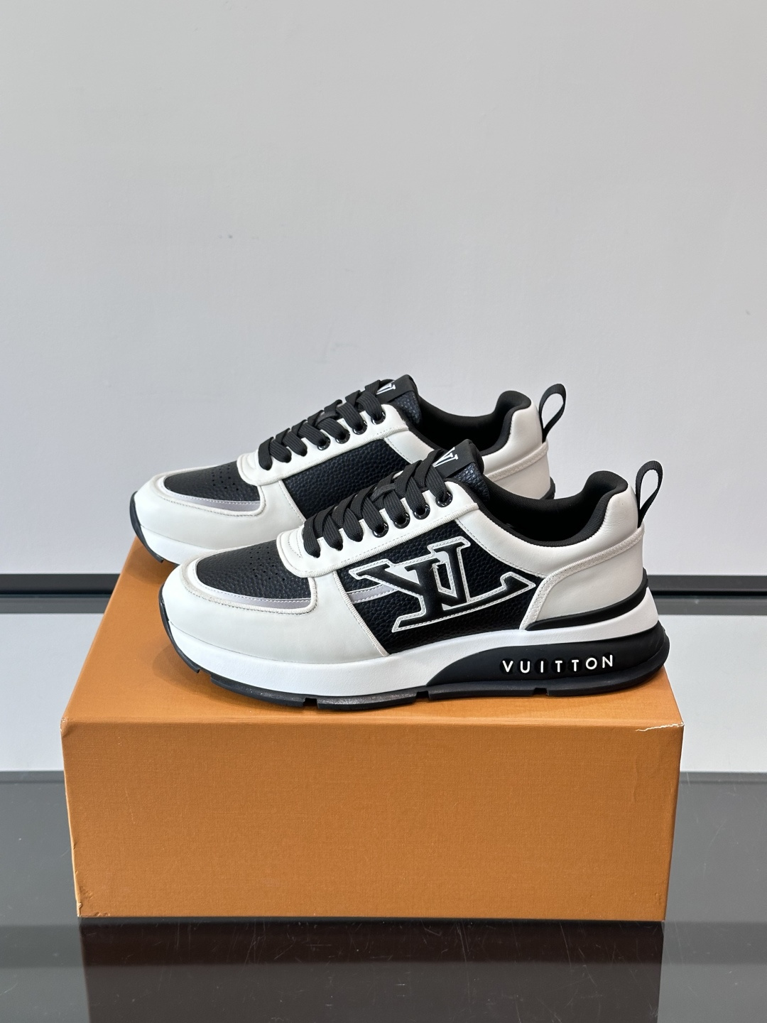 LV Run Away运动鞋，鞋面皮革织物拼接，质感细腻又透气！鞋侧LV标志超有辦识度，鞋底橡胶材质，抓