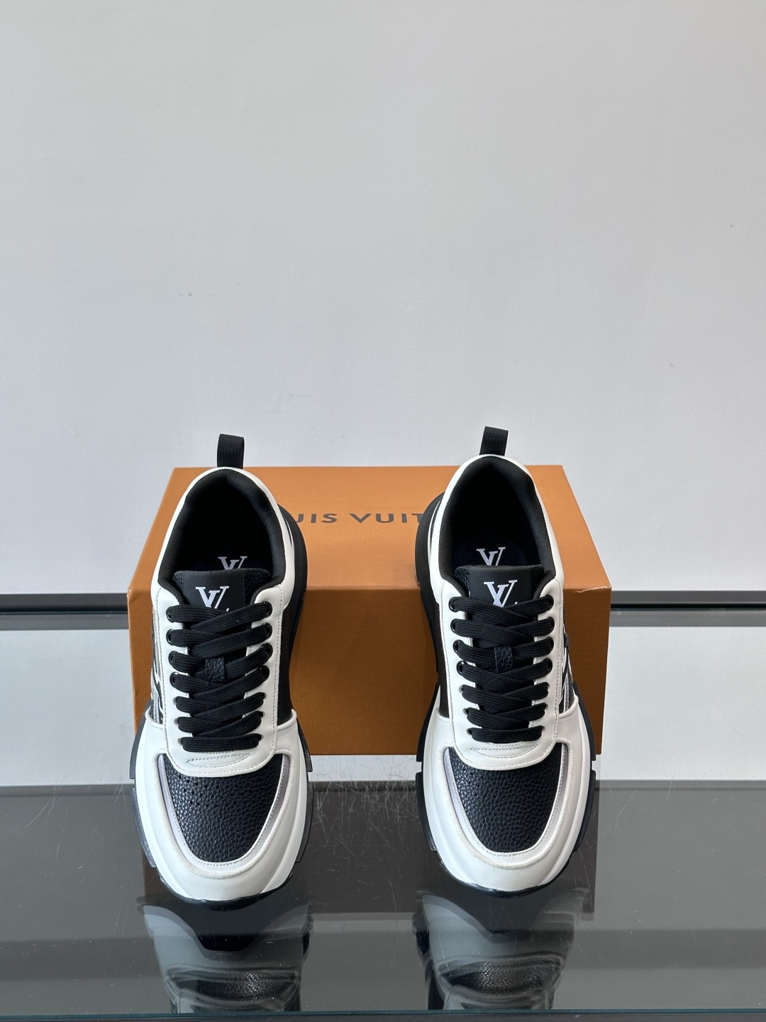 LV Run Away运动鞋，鞋面皮革织物拼接，质感细腻又透气！鞋侧LV标志超有辦识度，鞋底橡胶材质，抓