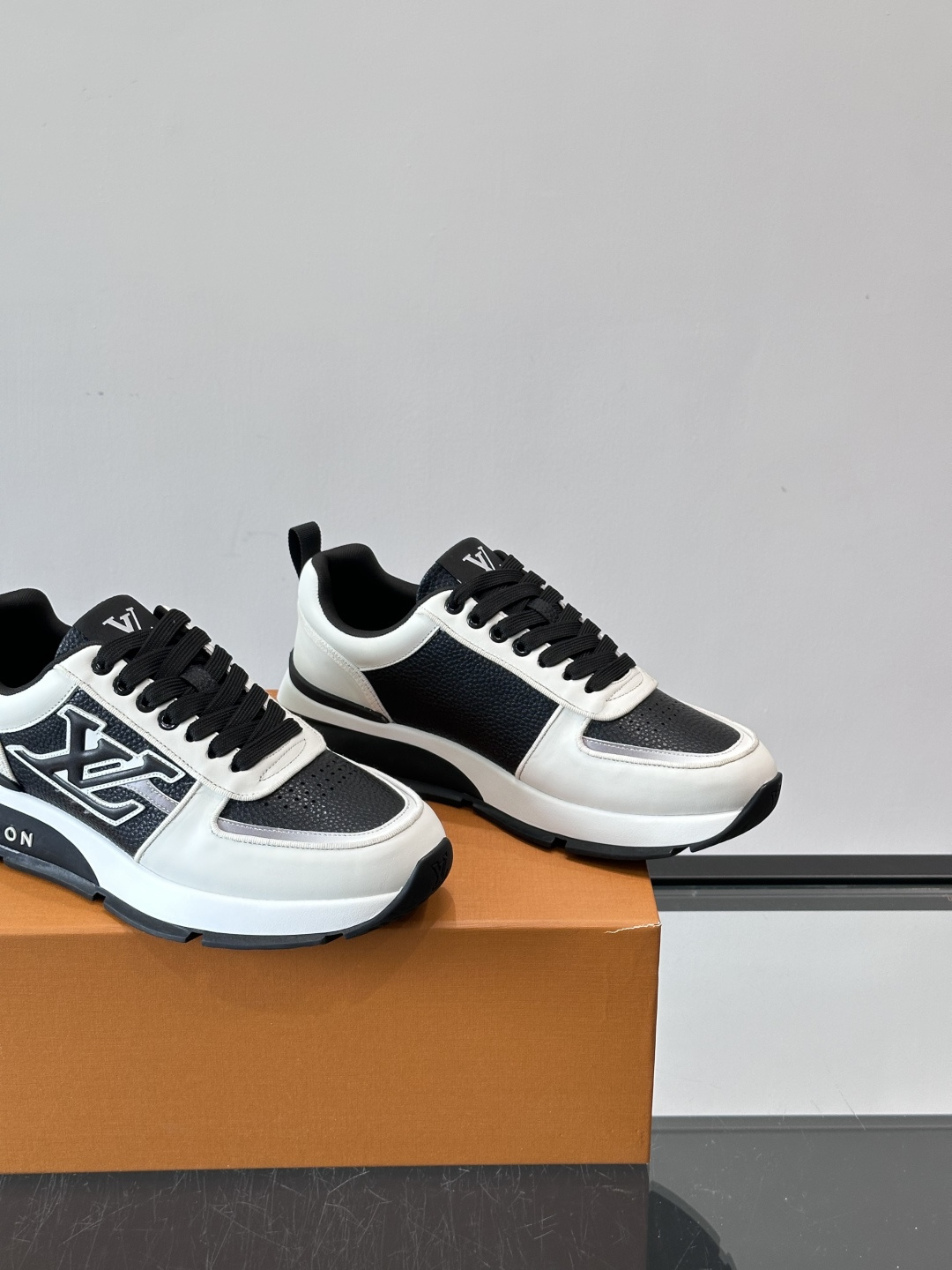 LV Run Away运动鞋，鞋面皮革织物拼接，质感细腻又透气！鞋侧LV标志超有辦识度，鞋底橡胶材质，抓