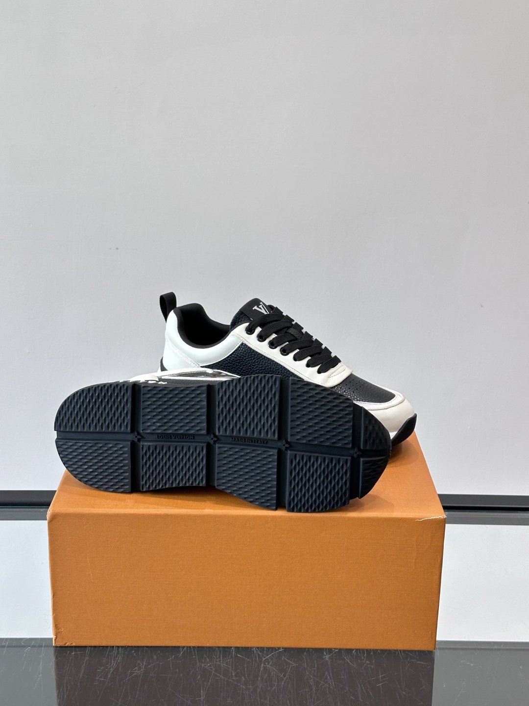 LV Run Away运动鞋，鞋面皮革织物拼接，质感细腻又透气！鞋侧LV标志超有辦识度，鞋底橡胶材质，抓