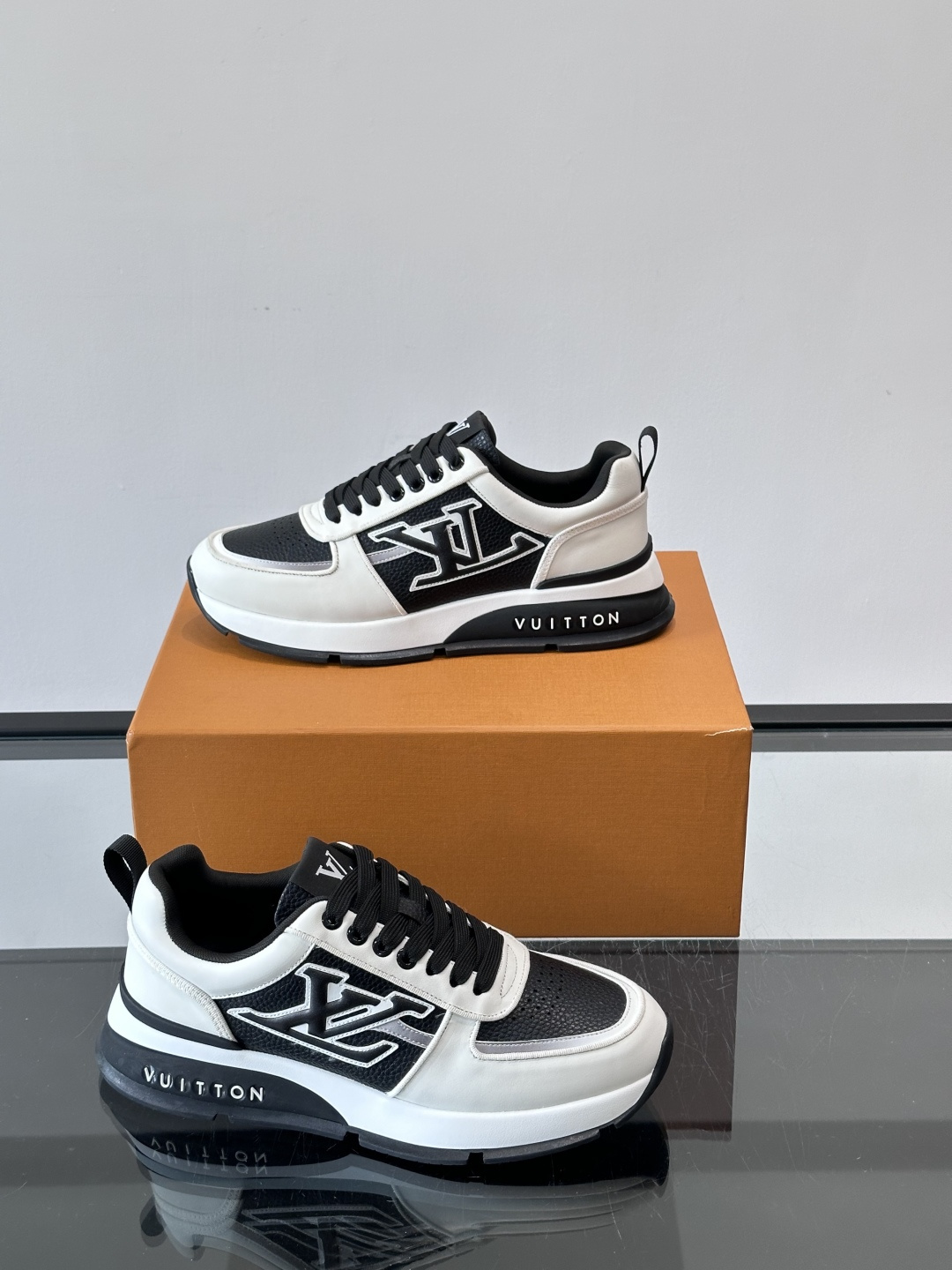 LV Run Away运动鞋，鞋面皮革织物拼接，质感细腻又透气！鞋侧LV标志超有辦识度，鞋底橡胶材质，抓