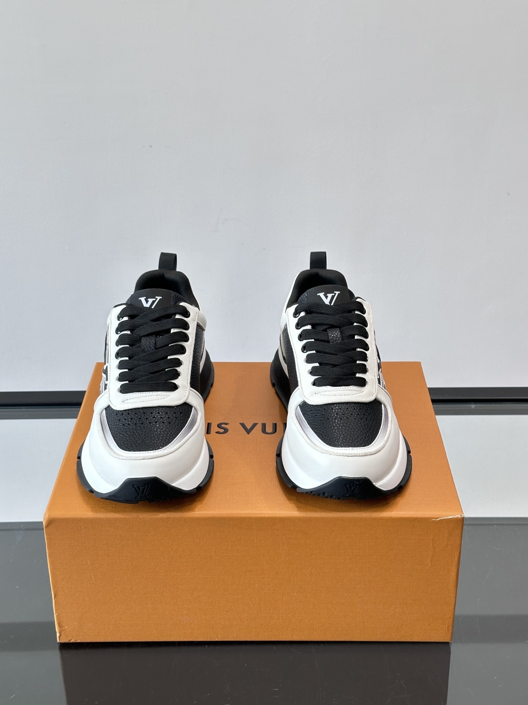 LV Run Away运动鞋，鞋面皮革织物拼接，质感细腻又透气！鞋侧LV标志超有辦识度，鞋底橡胶材质，抓