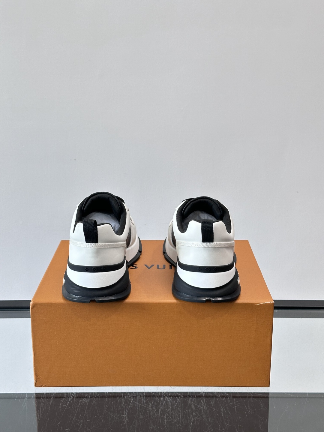 LV Run Away运动鞋，鞋面皮革织物拼接，质感细腻又透气！鞋侧LV标志超有辦识度，鞋底橡胶材质，抓