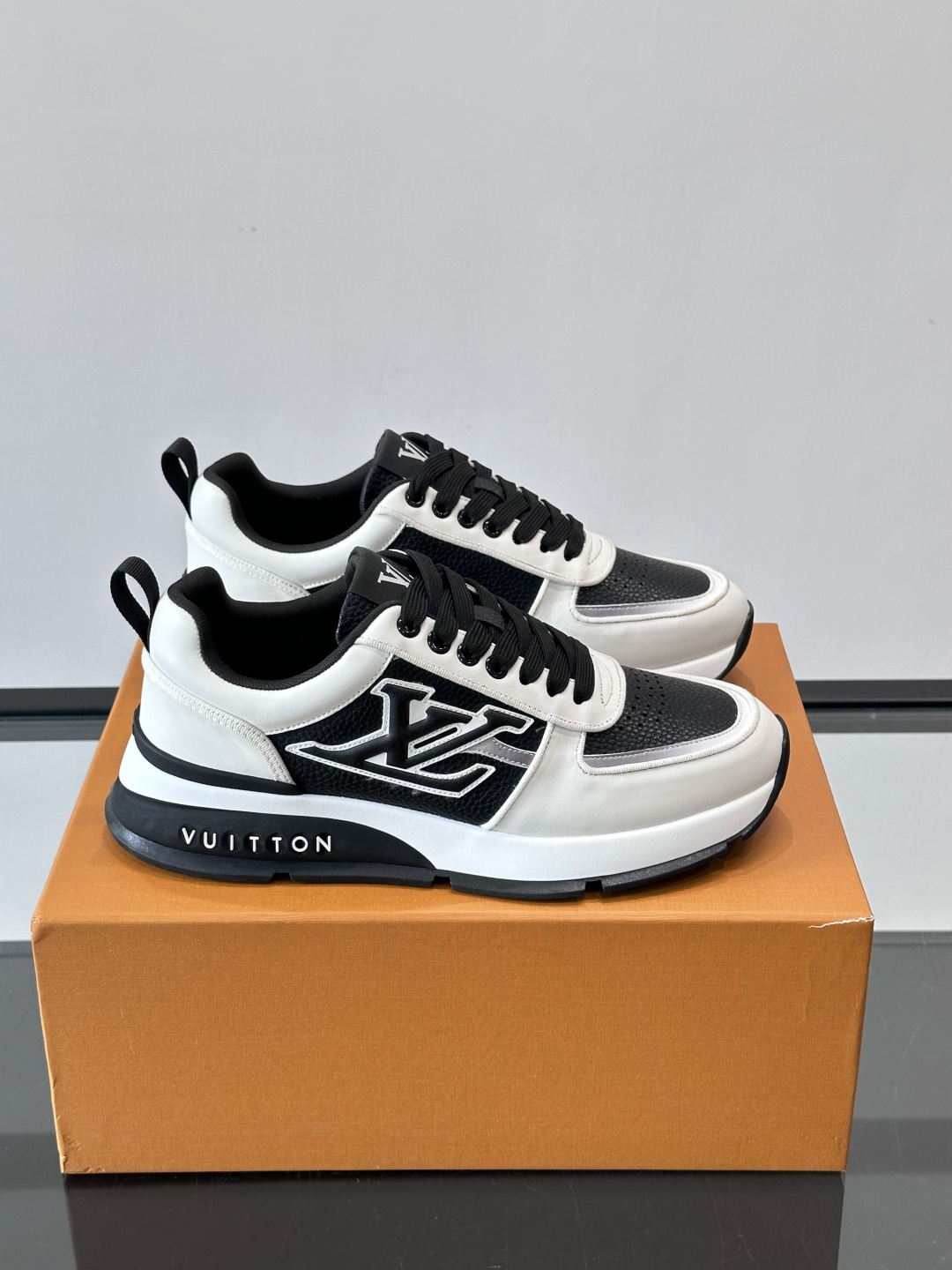 LV Run Away运动鞋，鞋面皮革织物拼接，质感细腻又透气！鞋侧LV标志超有辦识度，鞋底橡胶材质，抓