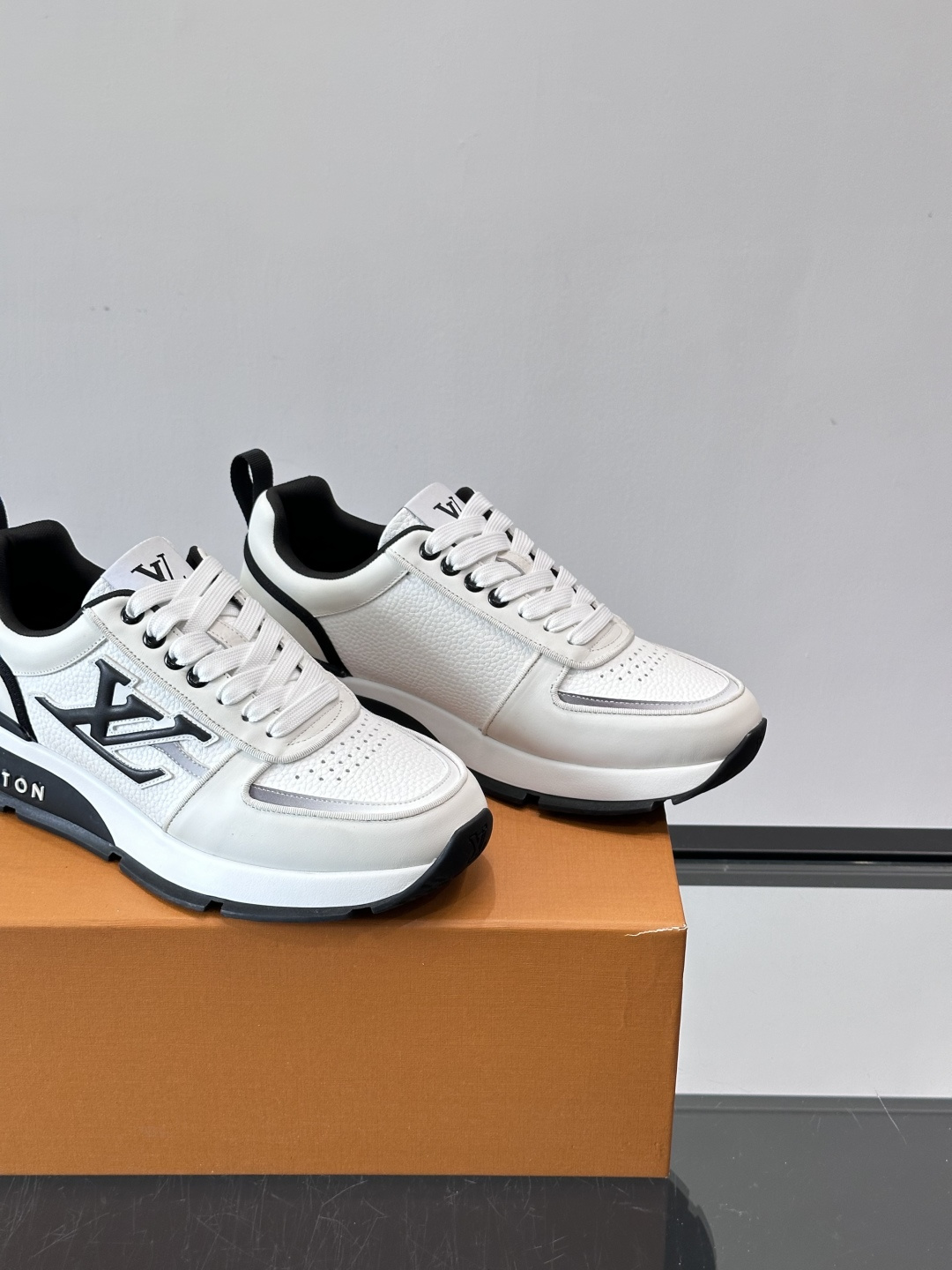 LV Run Away运动鞋，鞋面皮革织物拼接，质感细腻又透气！鞋侧LV标志超有辦识度，鞋底橡胶材质，抓