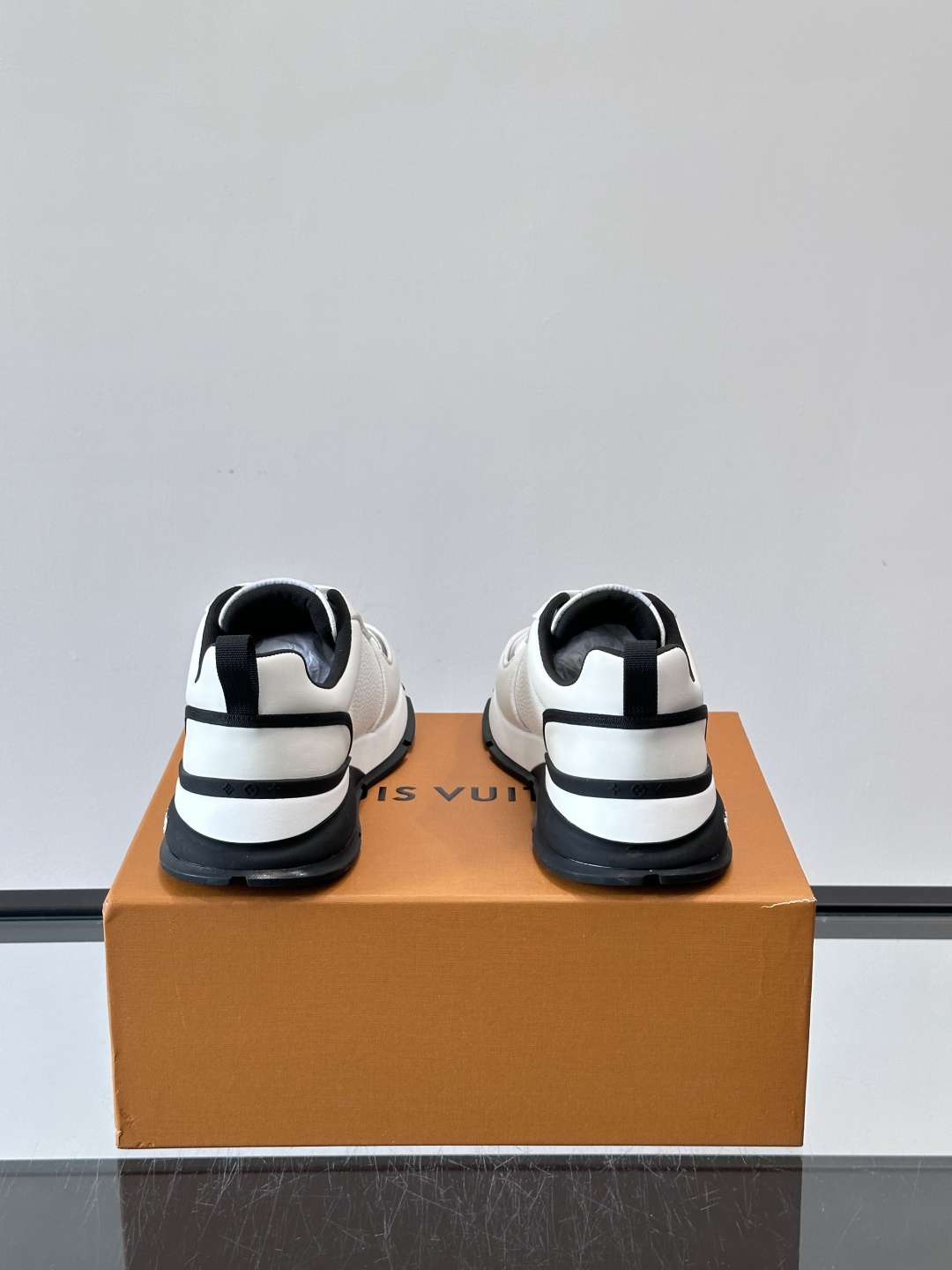 LV Run Away运动鞋，鞋面皮革织物拼接，质感细腻又透气！鞋侧LV标志超有辦识度，鞋底橡胶材质，抓