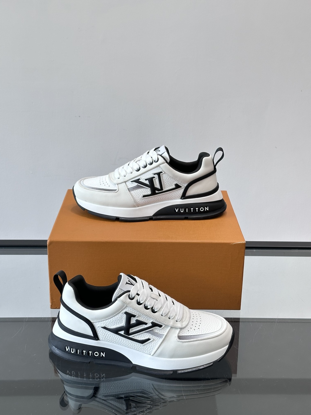 LV Run Away运动鞋，鞋面皮革织物拼接，质感细腻又透气！鞋侧LV标志超有辦识度，鞋底橡胶材质，抓