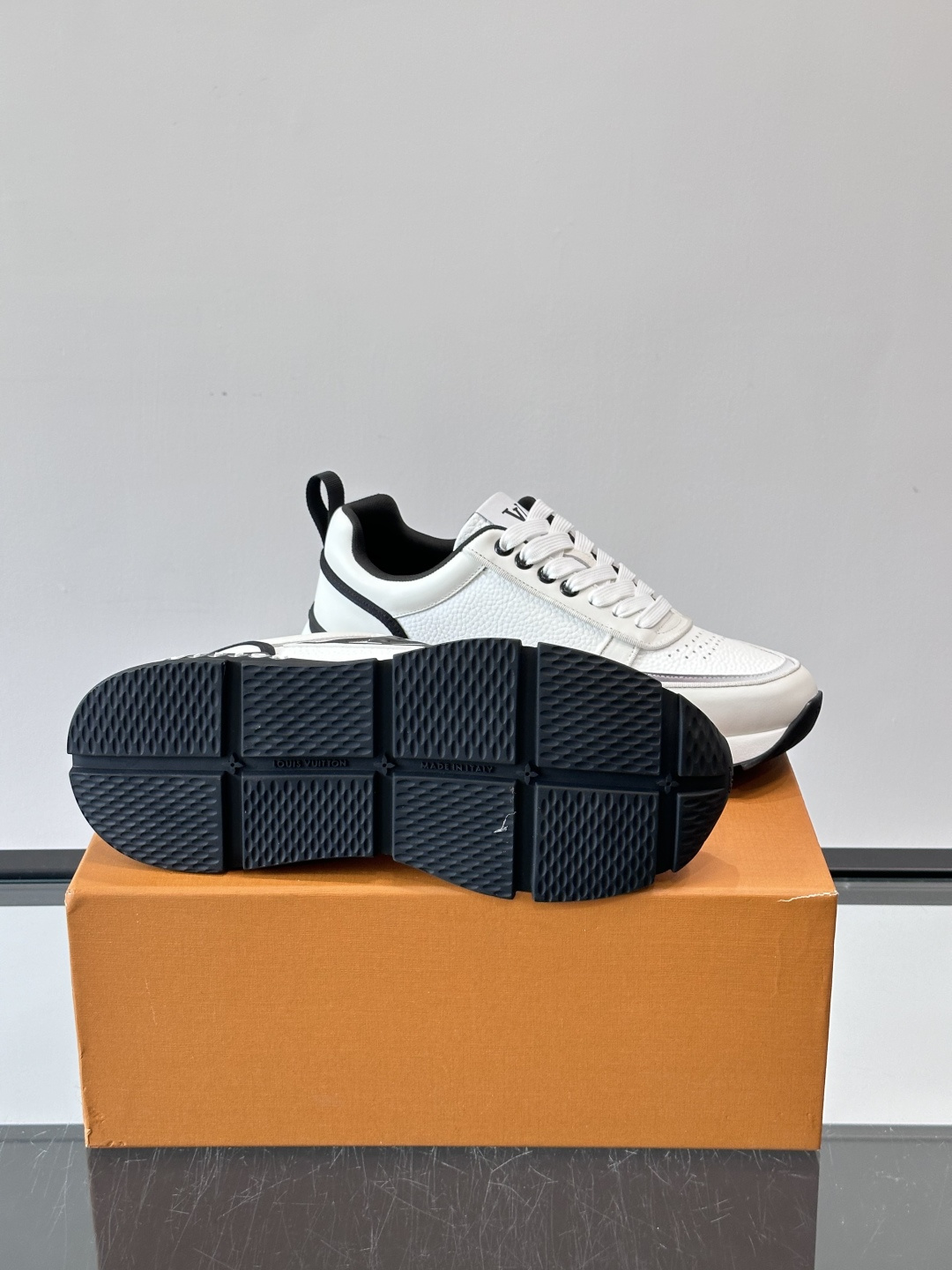 LV Run Away运动鞋，鞋面皮革织物拼接，质感细腻又透气！鞋侧LV标志超有辦识度，鞋底橡胶材质，抓