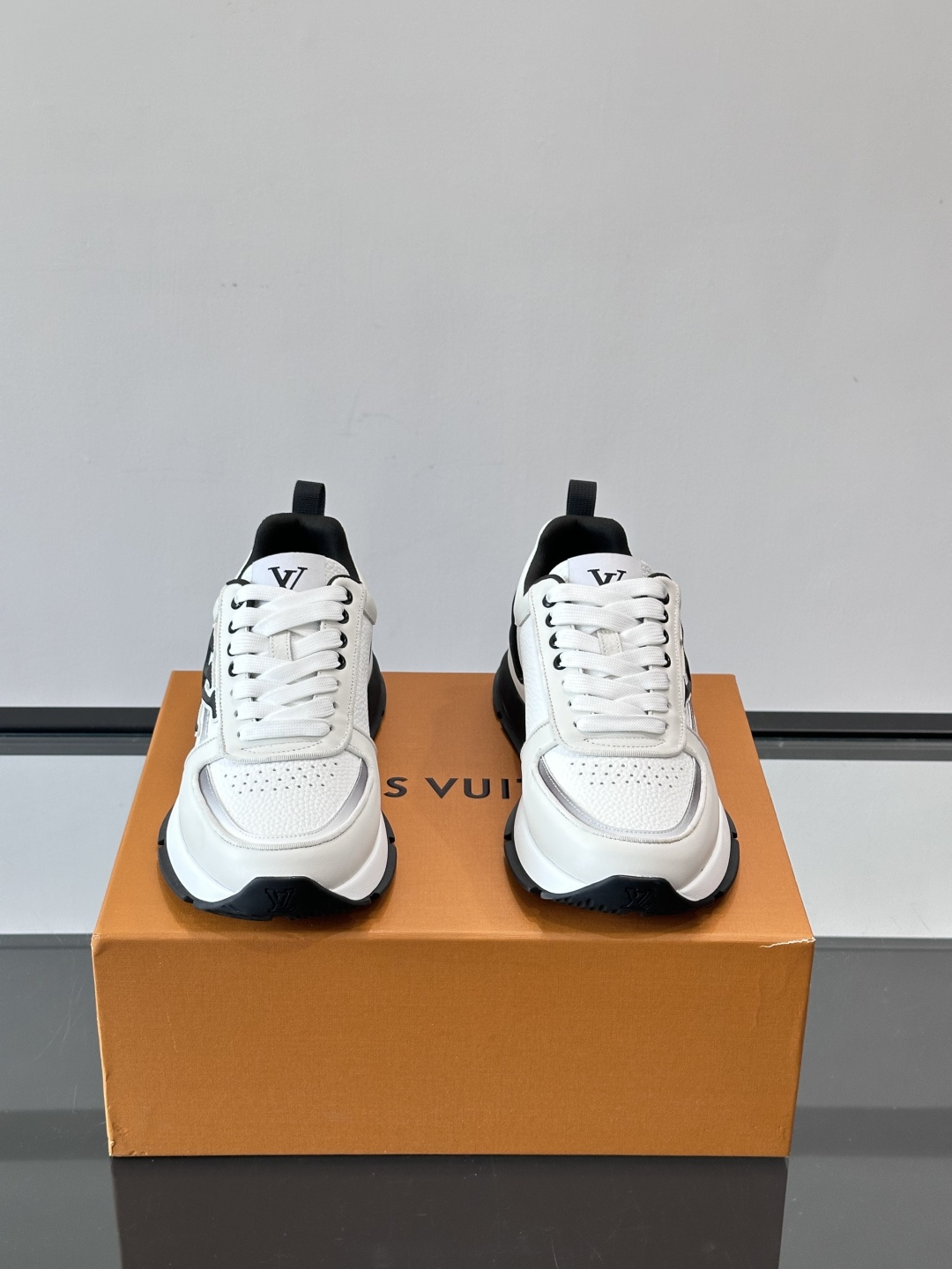 LV Run Away运动鞋，鞋面皮革织物拼接，质感细腻又透气！鞋侧LV标志超有辦识度，鞋底橡胶材质，抓