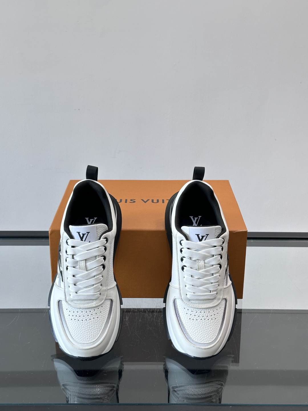 LV Run Away运动鞋，鞋面皮革织物拼接，质感细腻又透气！鞋侧LV标志超有辦识度，鞋底橡胶材质，抓