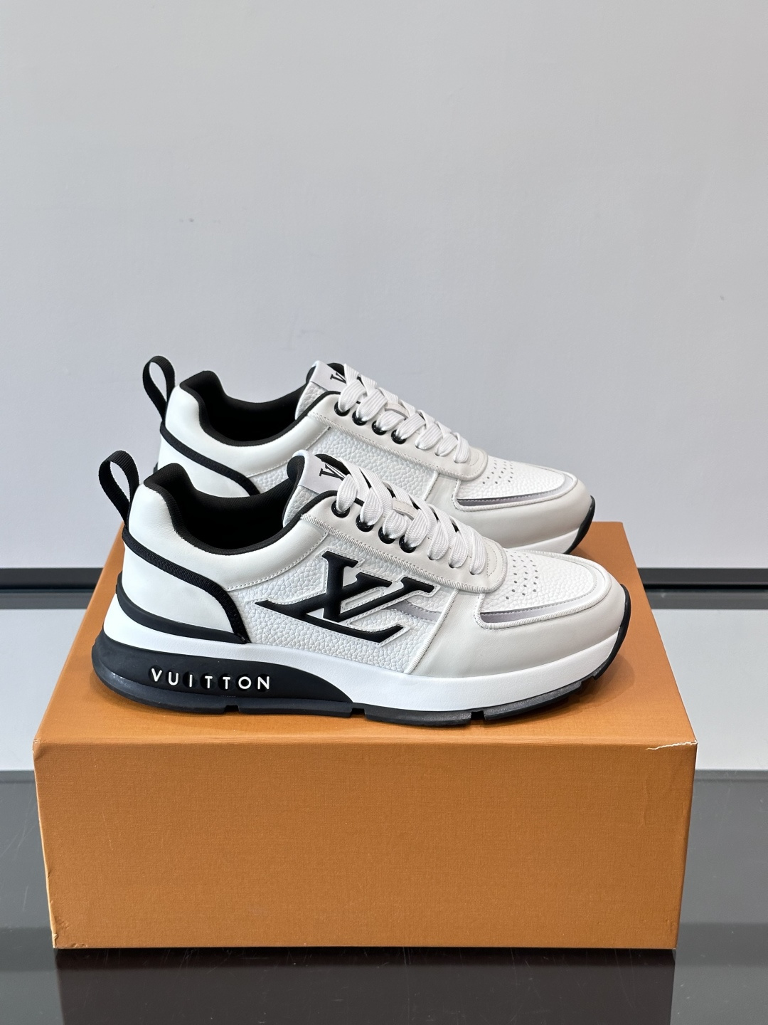 LV Run Away运动鞋，鞋面皮革织物拼接，质感细腻又透气！鞋侧LV标志超有辦识度，鞋底橡胶材质，抓