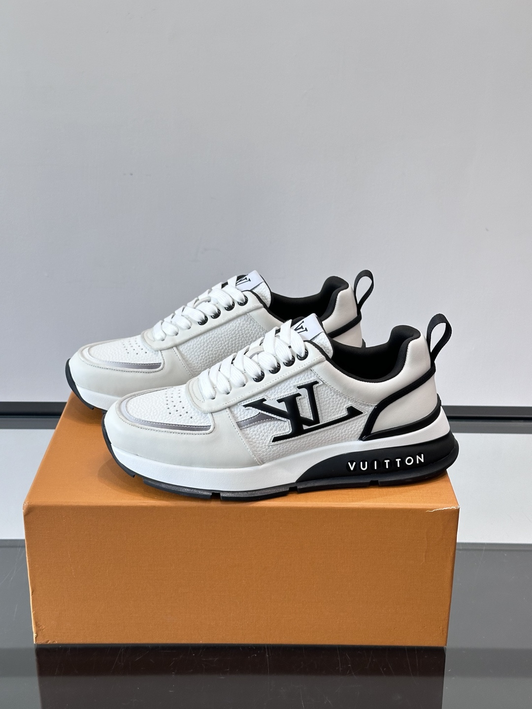 LV Run Away运动鞋，鞋面皮革织物拼接，质感细腻又透气！鞋侧LV标志超有辦识度，鞋底橡胶材质，抓