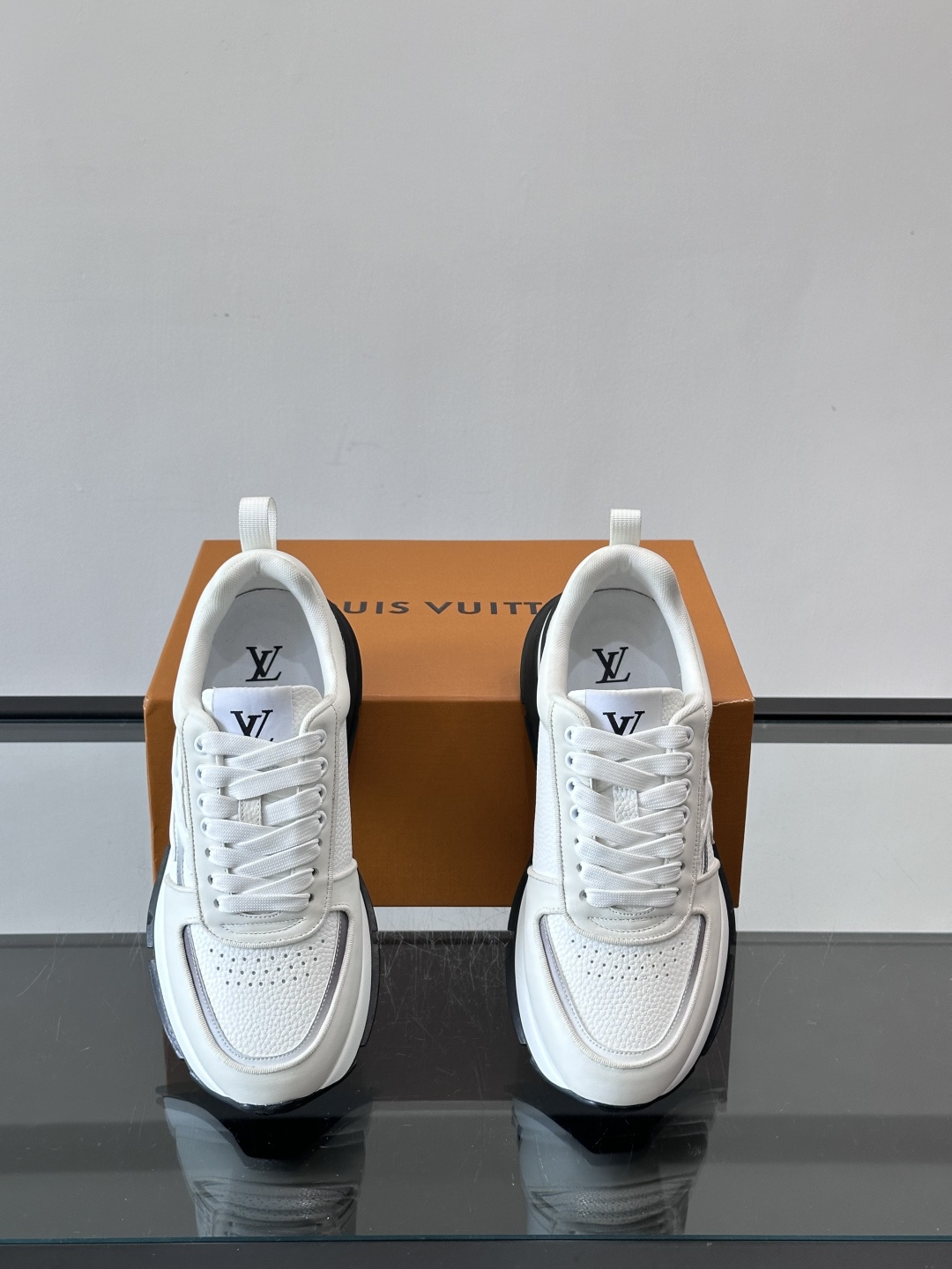 LV Run Away运动鞋，鞋面皮革织物拼接，质感细腻又透气！鞋侧LV标志超有辦识度，鞋底橡胶材质，抓