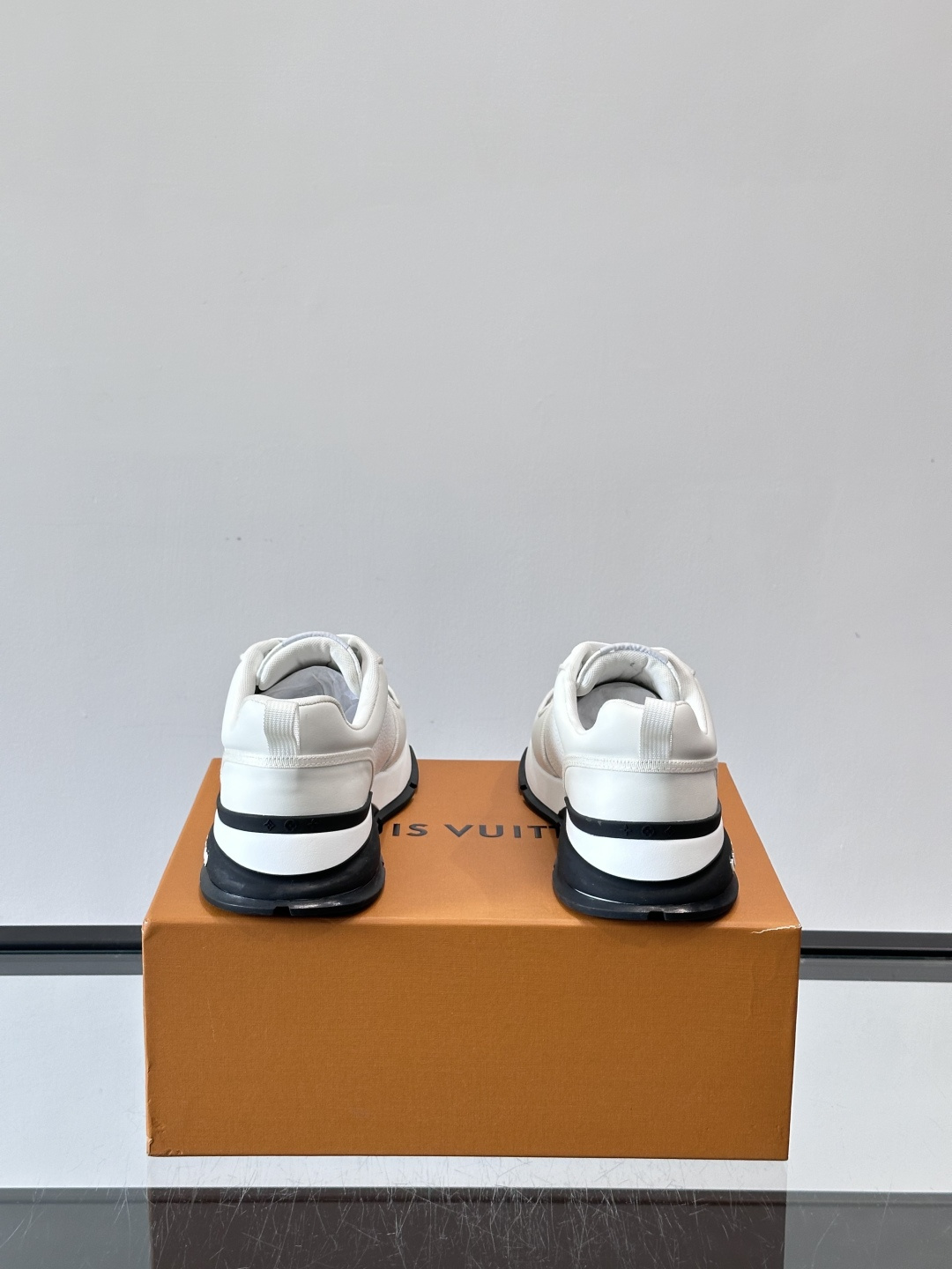 LV Run Away运动鞋，鞋面皮革织物拼接，质感细腻又透气！鞋侧LV标志超有辦识度，鞋底橡胶材质，抓