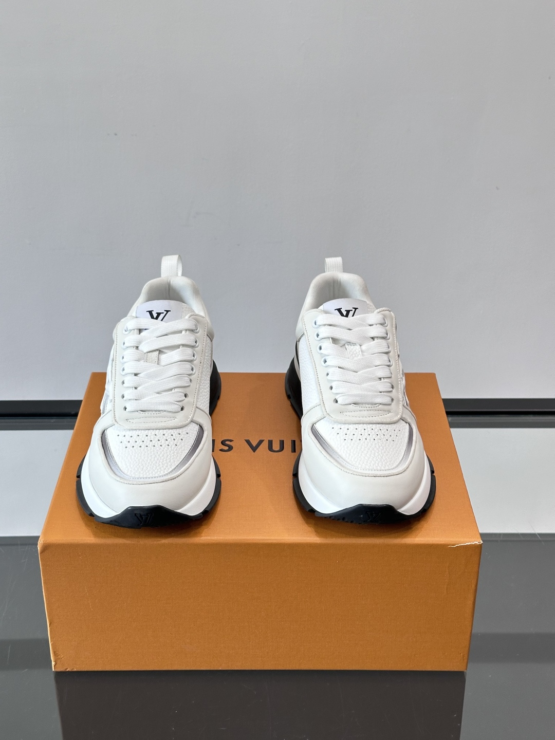 LV Run Away运动鞋，鞋面皮革织物拼接，质感细腻又透气！鞋侧LV标志超有辦识度，鞋底橡胶材质，抓