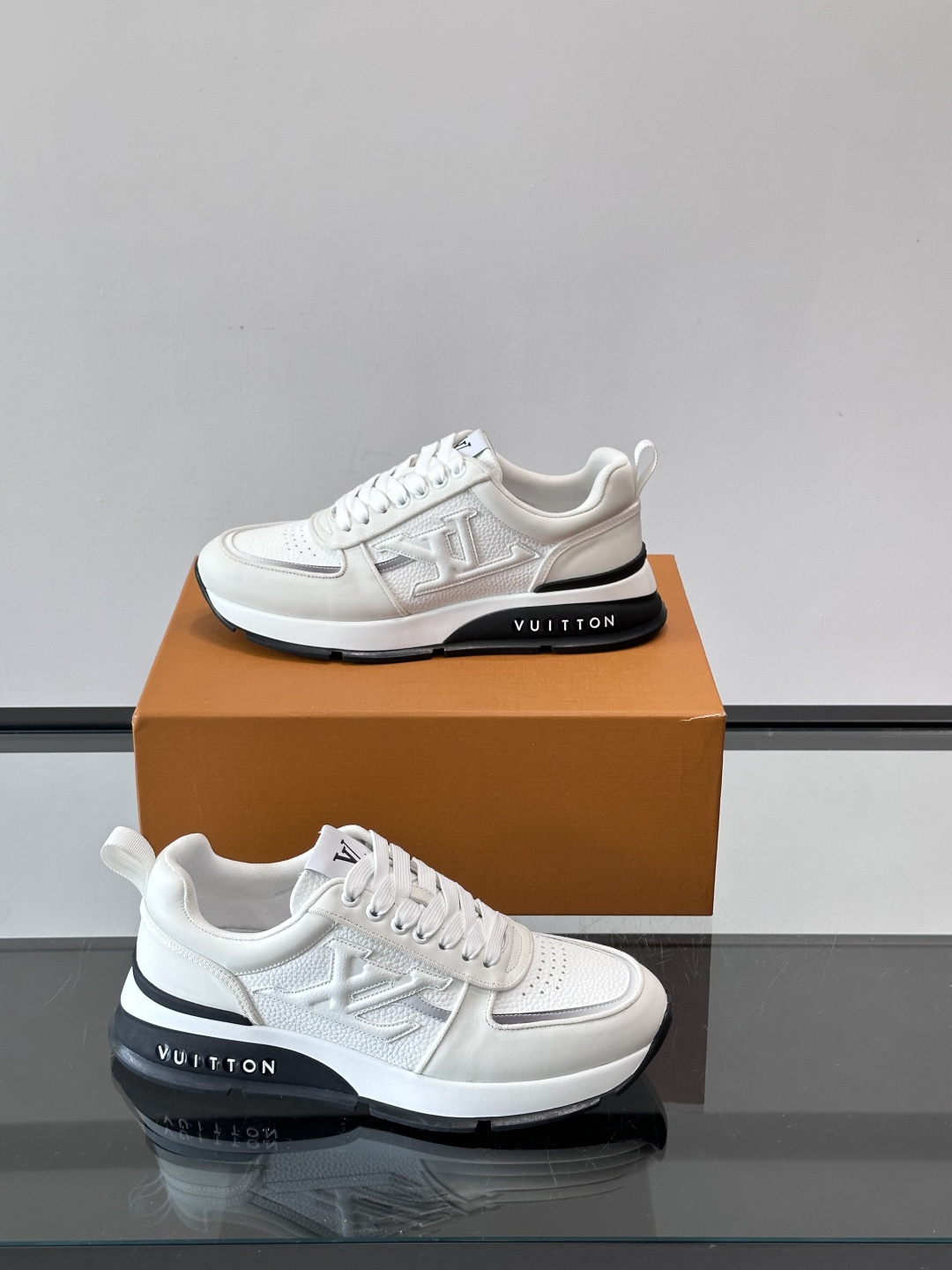 LV Run Away运动鞋，鞋面皮革织物拼接，质感细腻又透气！鞋侧LV标志超有辦识度，鞋底橡胶材质，抓