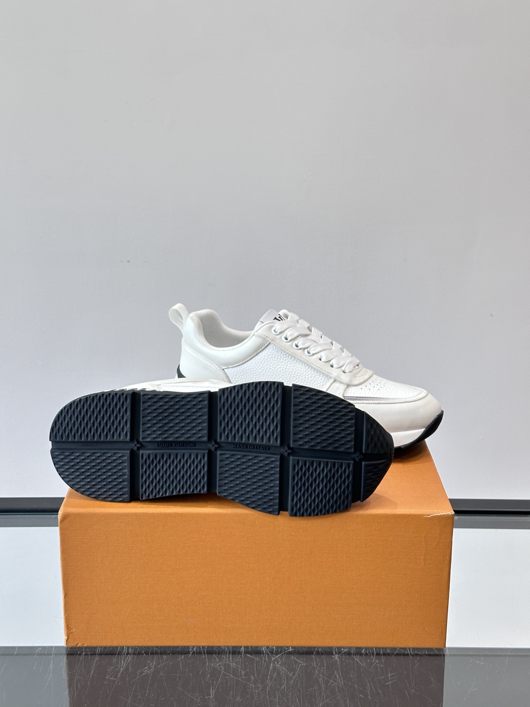 LV Run Away运动鞋，鞋面皮革织物拼接，质感细腻又透气！鞋侧LV标志超有辦识度，鞋底橡胶材质，抓