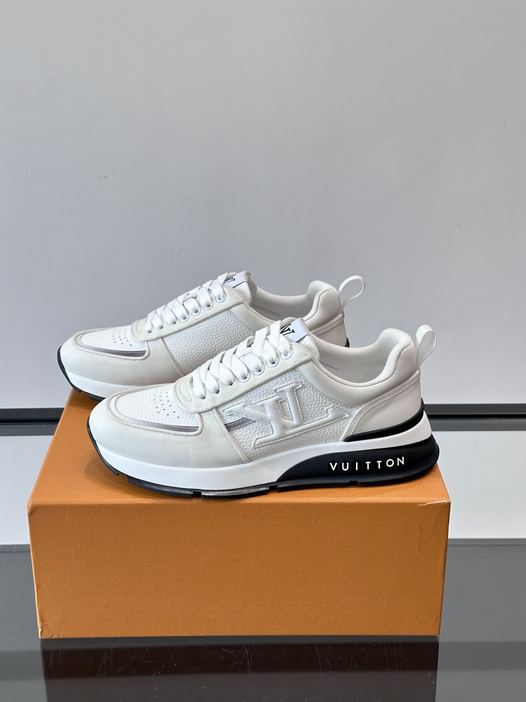 LV Run Away运动鞋，鞋面皮革织物拼接，质感细腻又透气！鞋侧LV标志超有辦识度，鞋底橡胶材质，抓