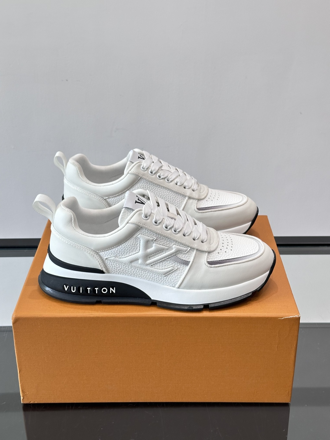 LV Run Away运动鞋，鞋面皮革织物拼接，质感细腻又透气！鞋侧LV标志超有辦识度，鞋底橡胶材质，抓