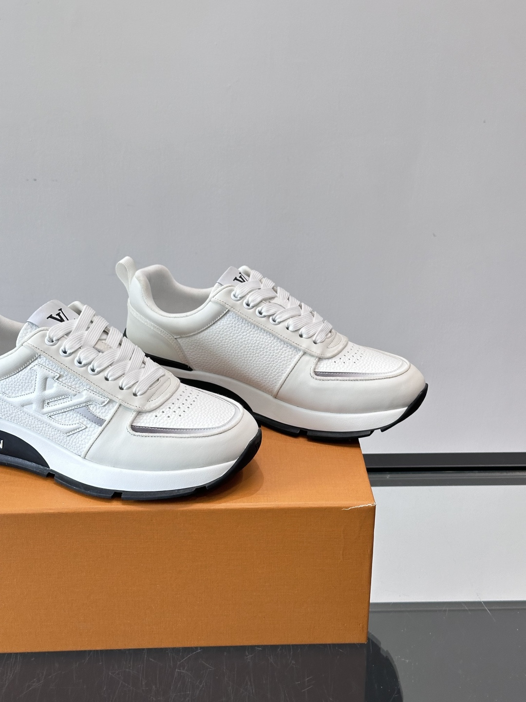 LV Run Away运动鞋，鞋面皮革织物拼接，质感细腻又透气！鞋侧LV标志超有辦识度，鞋底橡胶材质，抓