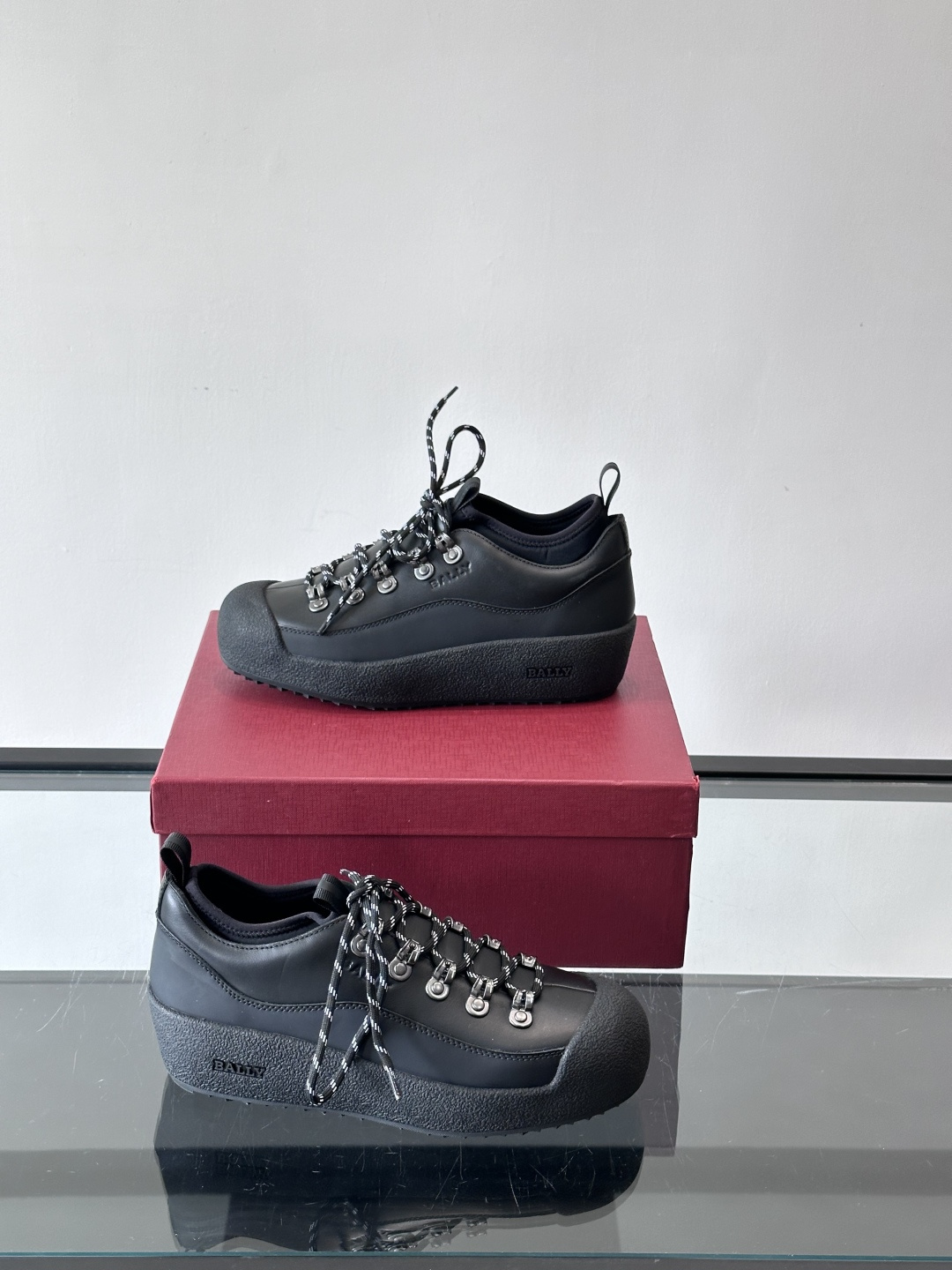 Bally 秋冬Modular Curling Boot雪地靴，黑色皮革+弹力鞋套，双色鞋带超有户外感！