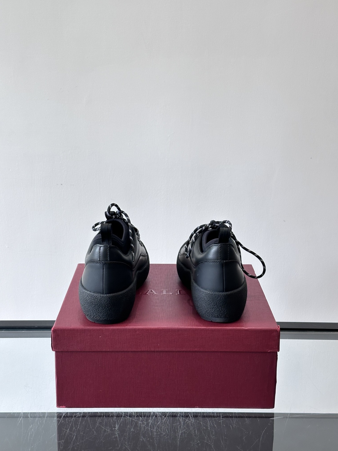 Bally 秋冬Modular Curling Boot雪地靴，黑色皮革+弹力鞋套，双色鞋带超有户外感！